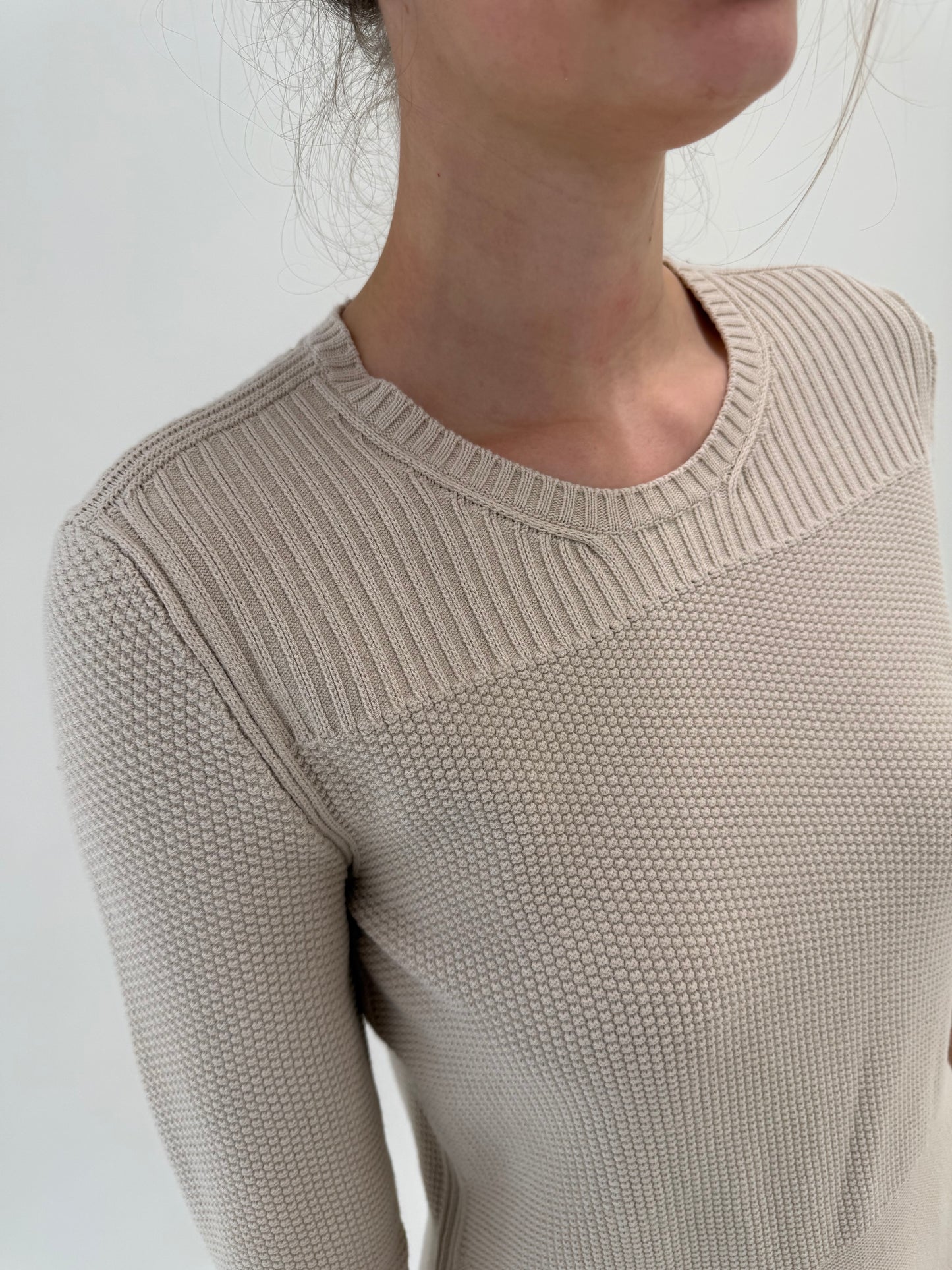 Soft knit Hugo Boss cambrat cu peplum soft beige