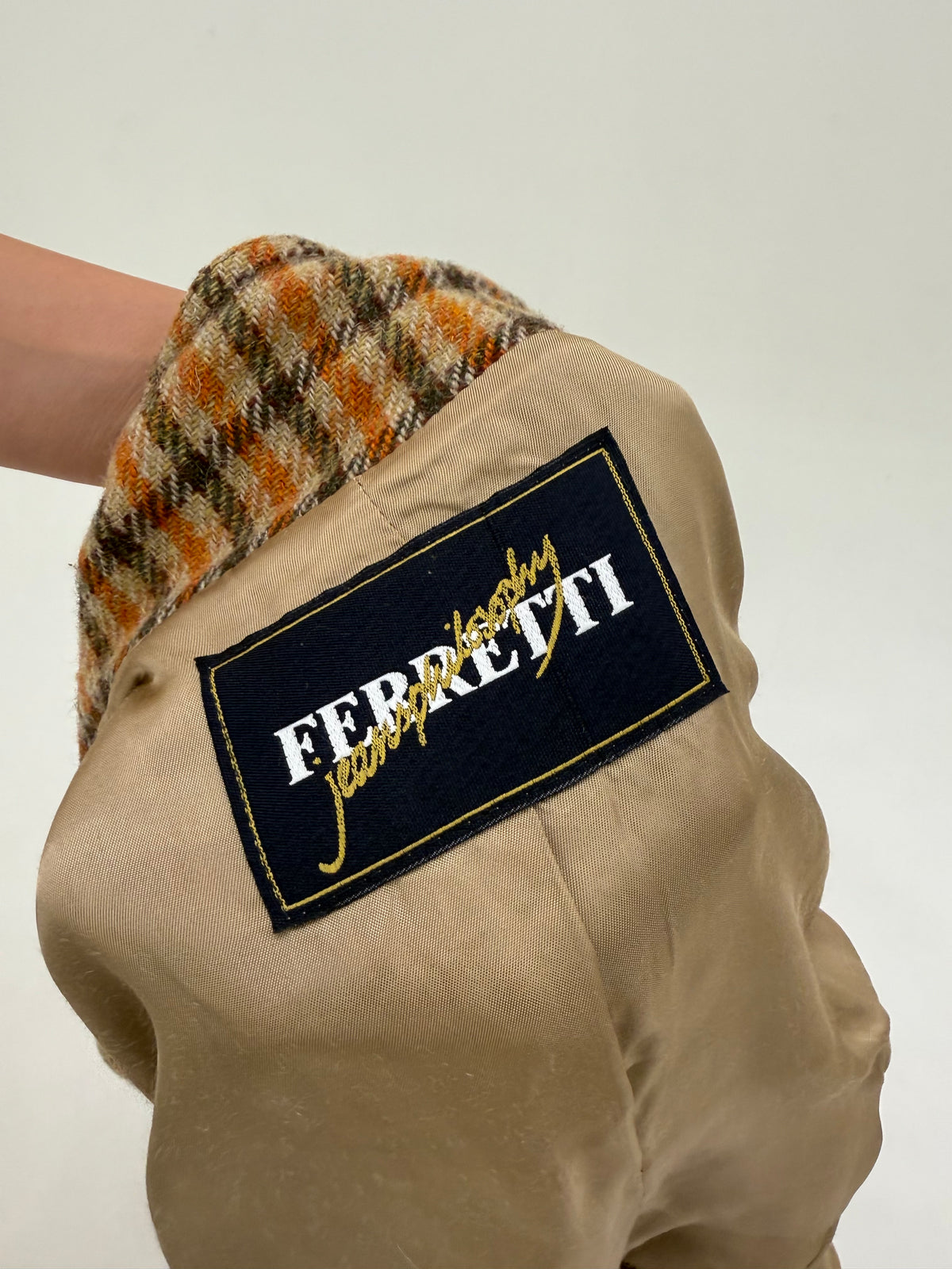 Sacou petite Alberta Feretti petite cambrat din tweed gros de lana camel