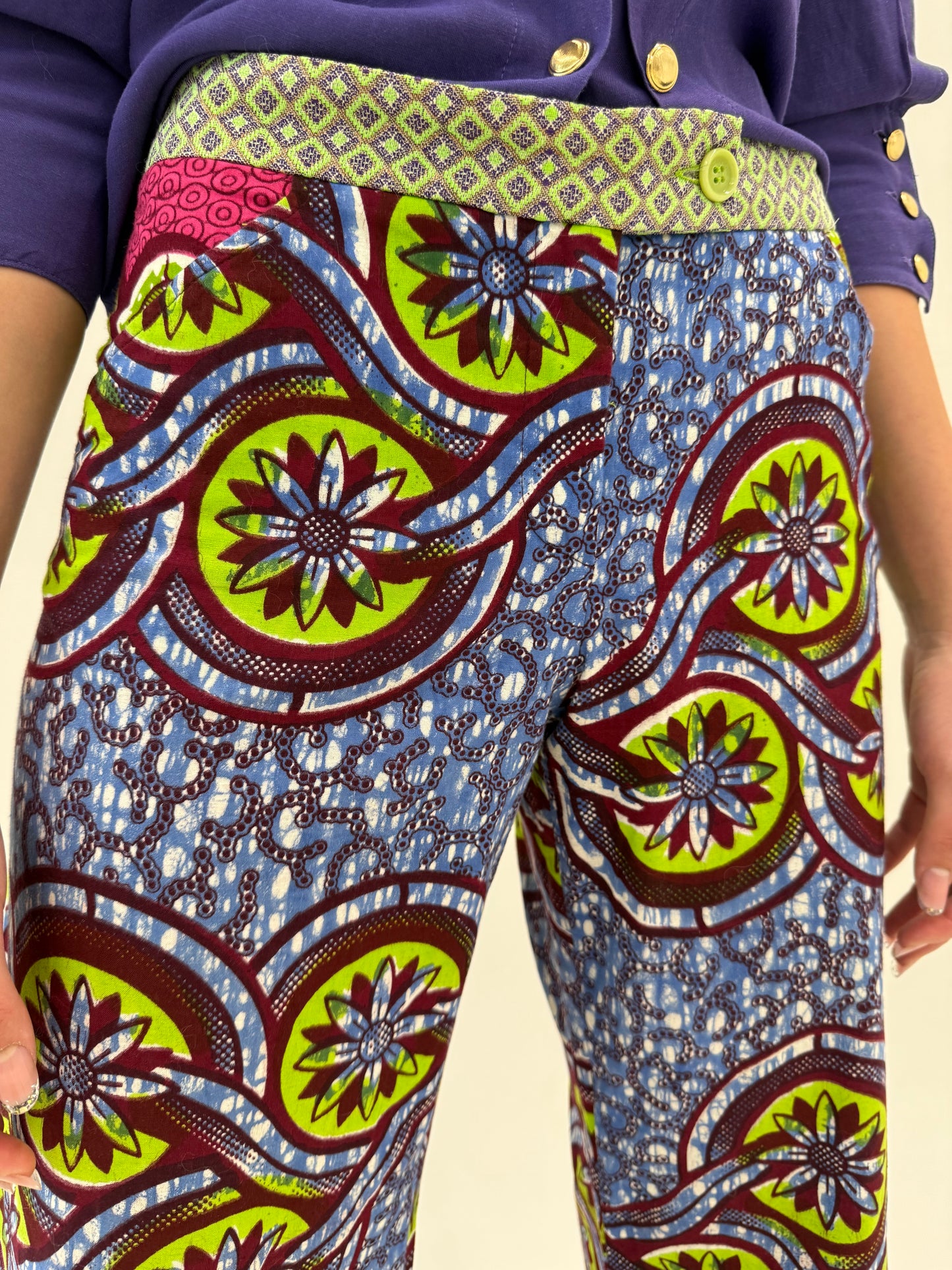 Pantaloni Moschino din pânză de bumbac în culori tari și croi evazat