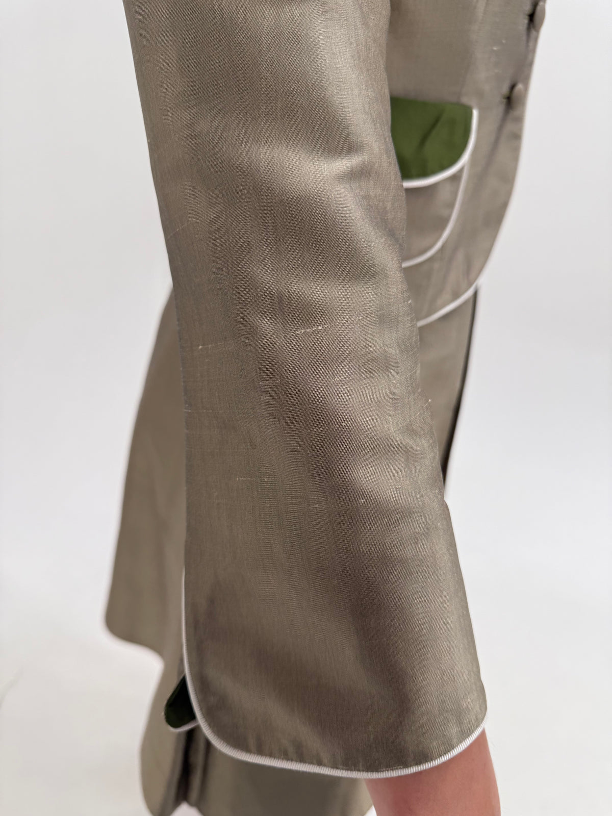 Costum din țesătură groasă de mătase naturală perlata Sage green