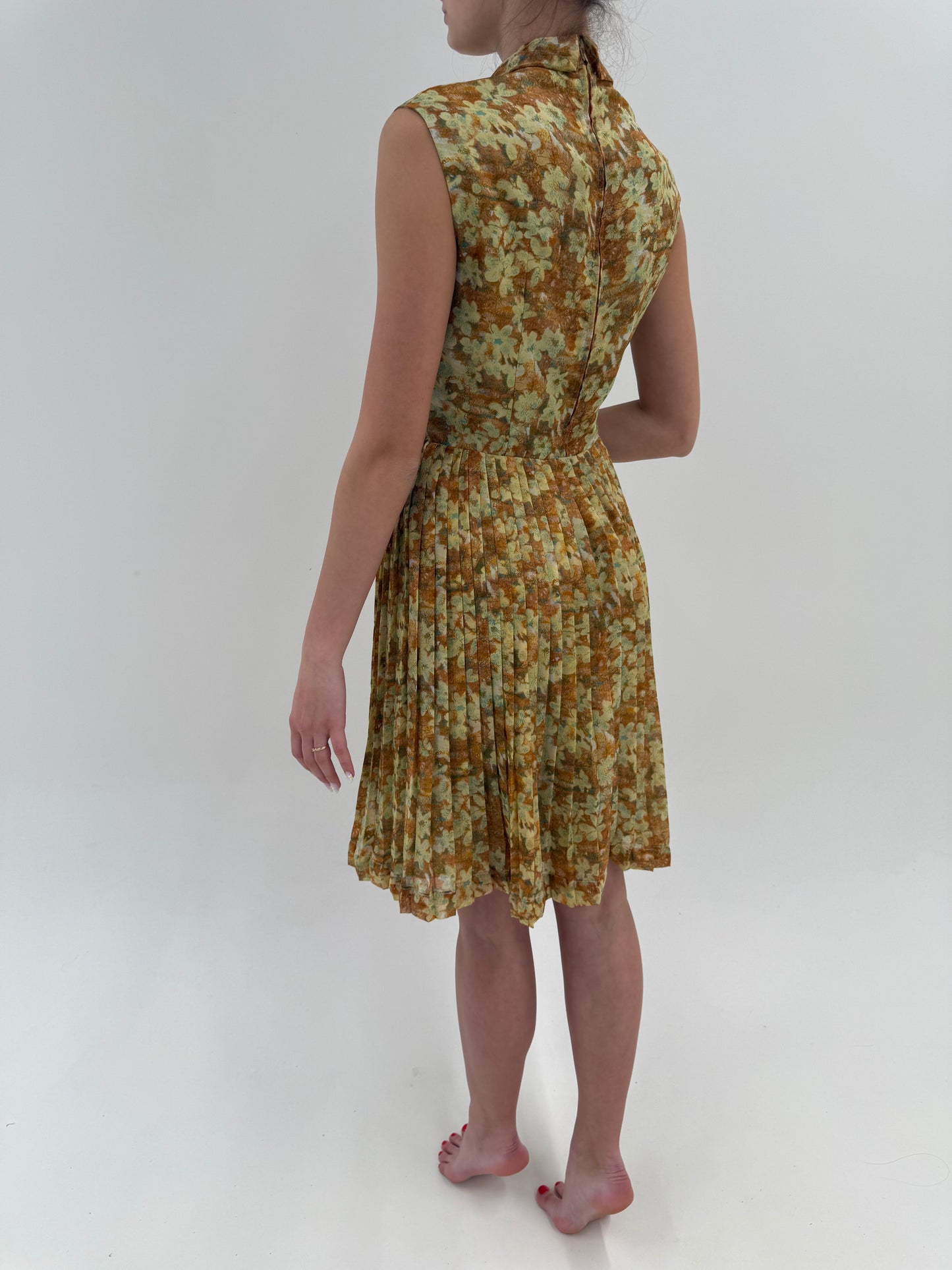Rochie vintage cu panglică la gat și fustă plisată cu talie ultra înaltă
