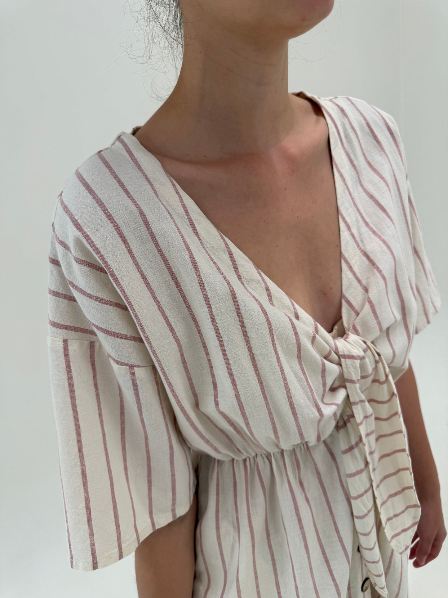 Rochie din pânză de in cu talie ultra înaltă și dungi fine roz verticale
