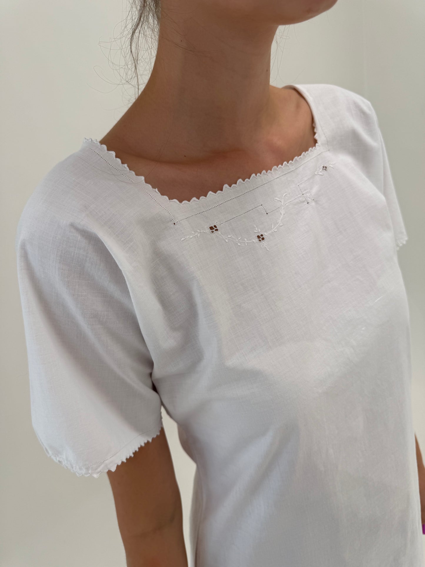 Rochie vintage din pânză de in excepțional cu broderie manuală