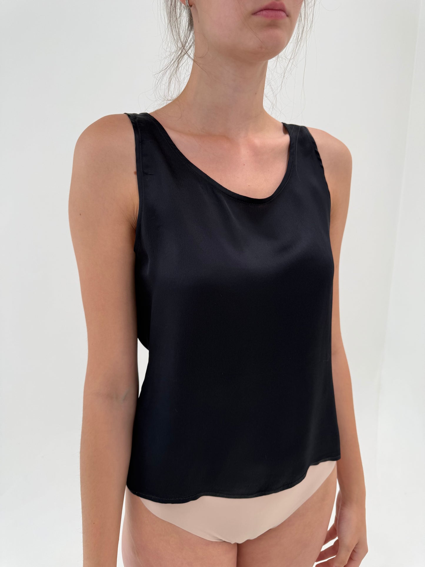 Top negru din mătase naturală în croi minimalist