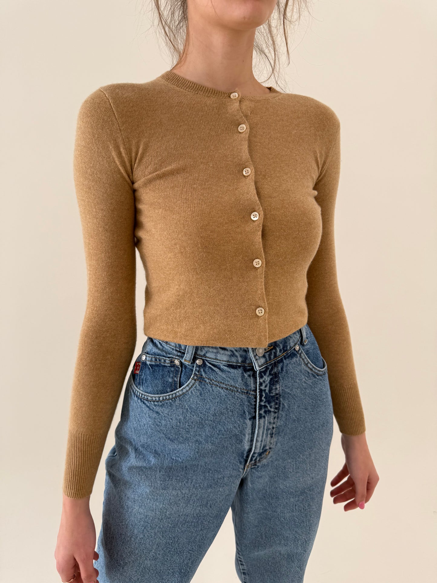 Cardigan camel din cașmir în croi cambrat