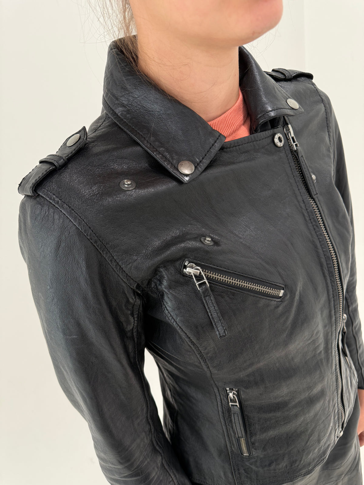 Geaca biker cambrata din piele naturală extra moale