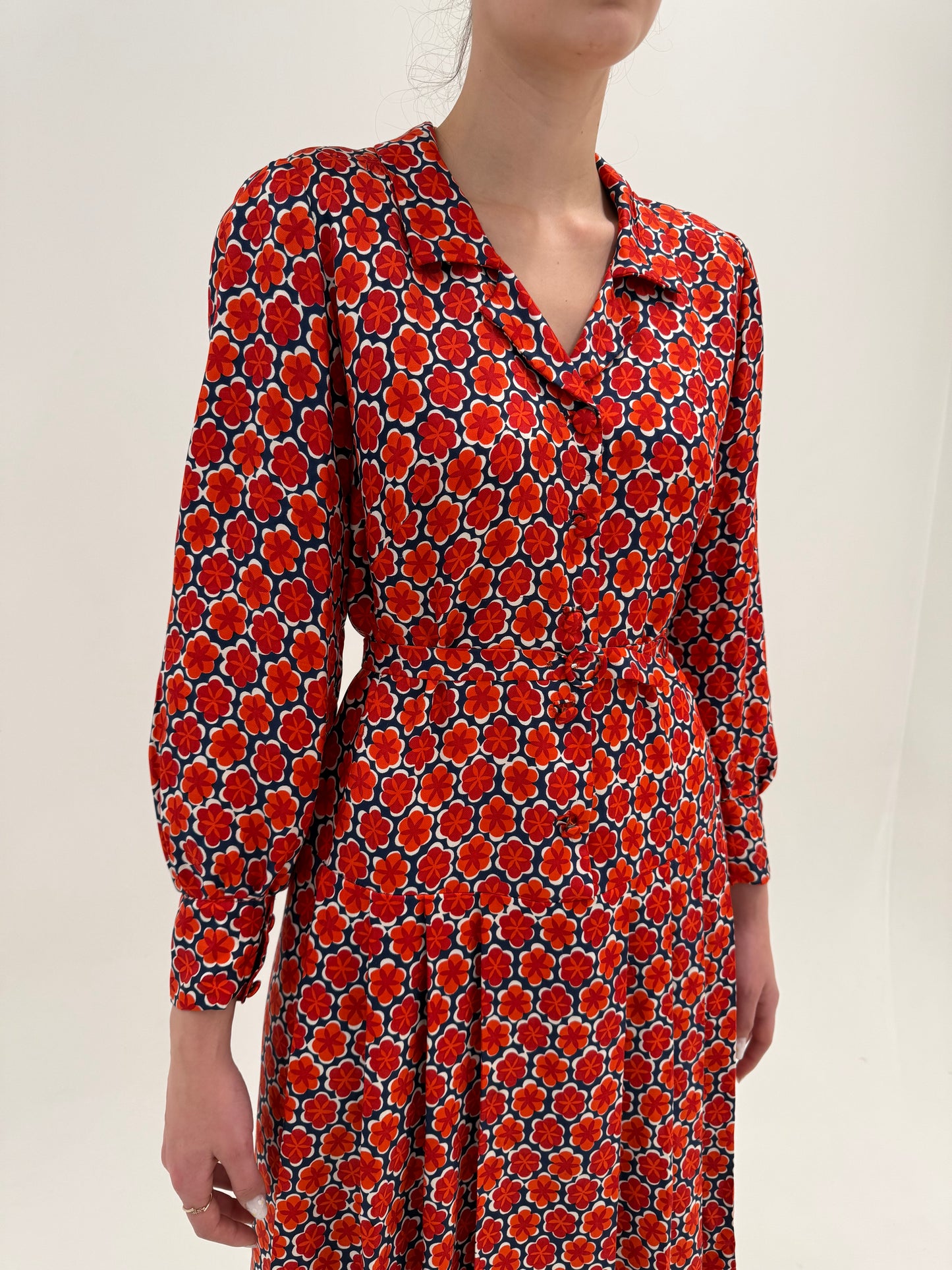 Rochie vintage din mătase naturală în combinație clasică de culori