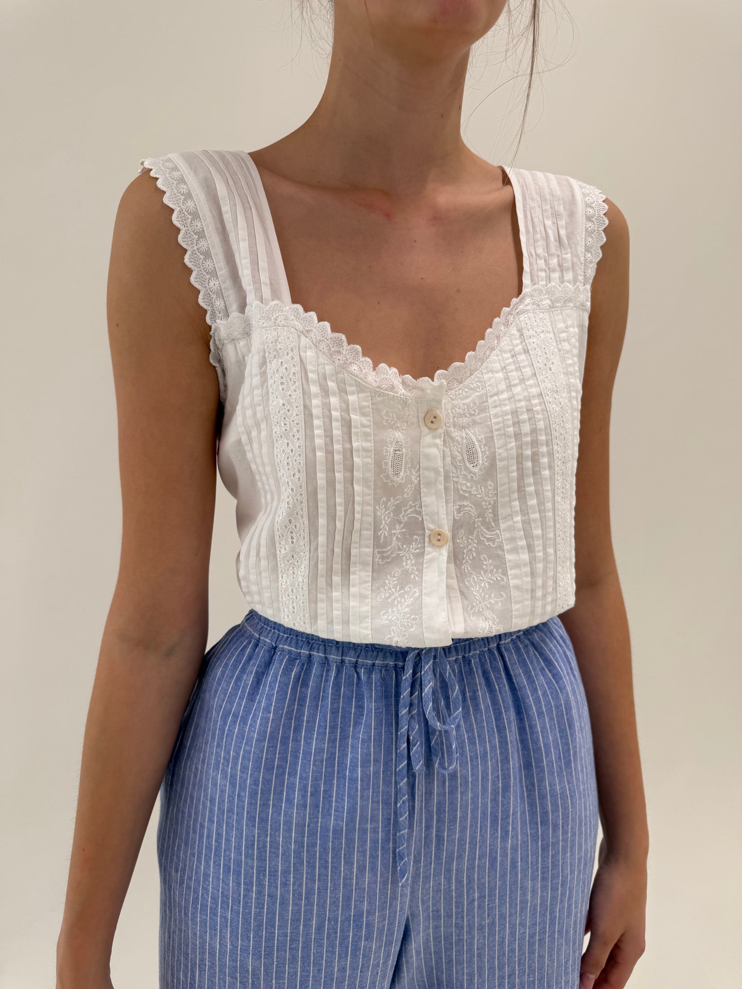 Top vintage cu broderie anglaise și bretele late din bumbac premium
