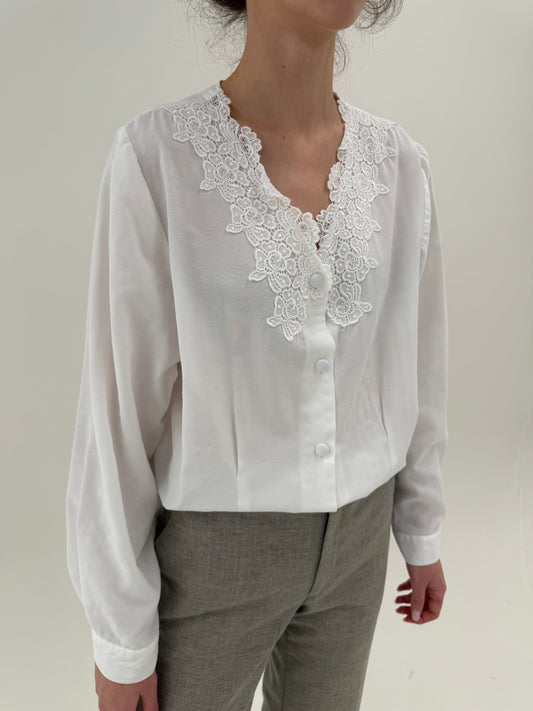 Cămașă elegantă în croi ușor cambrat cu aplicație din dantelă macrame