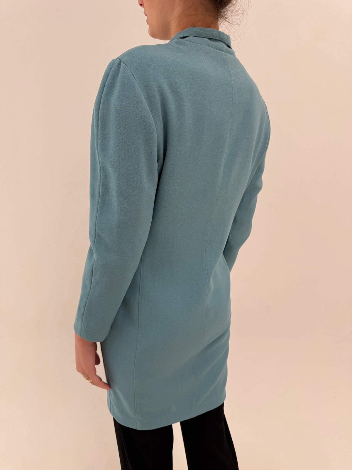 Pardesiu petite dusty baby blue din crepe excepțional de lana cu nasturi bijuterie