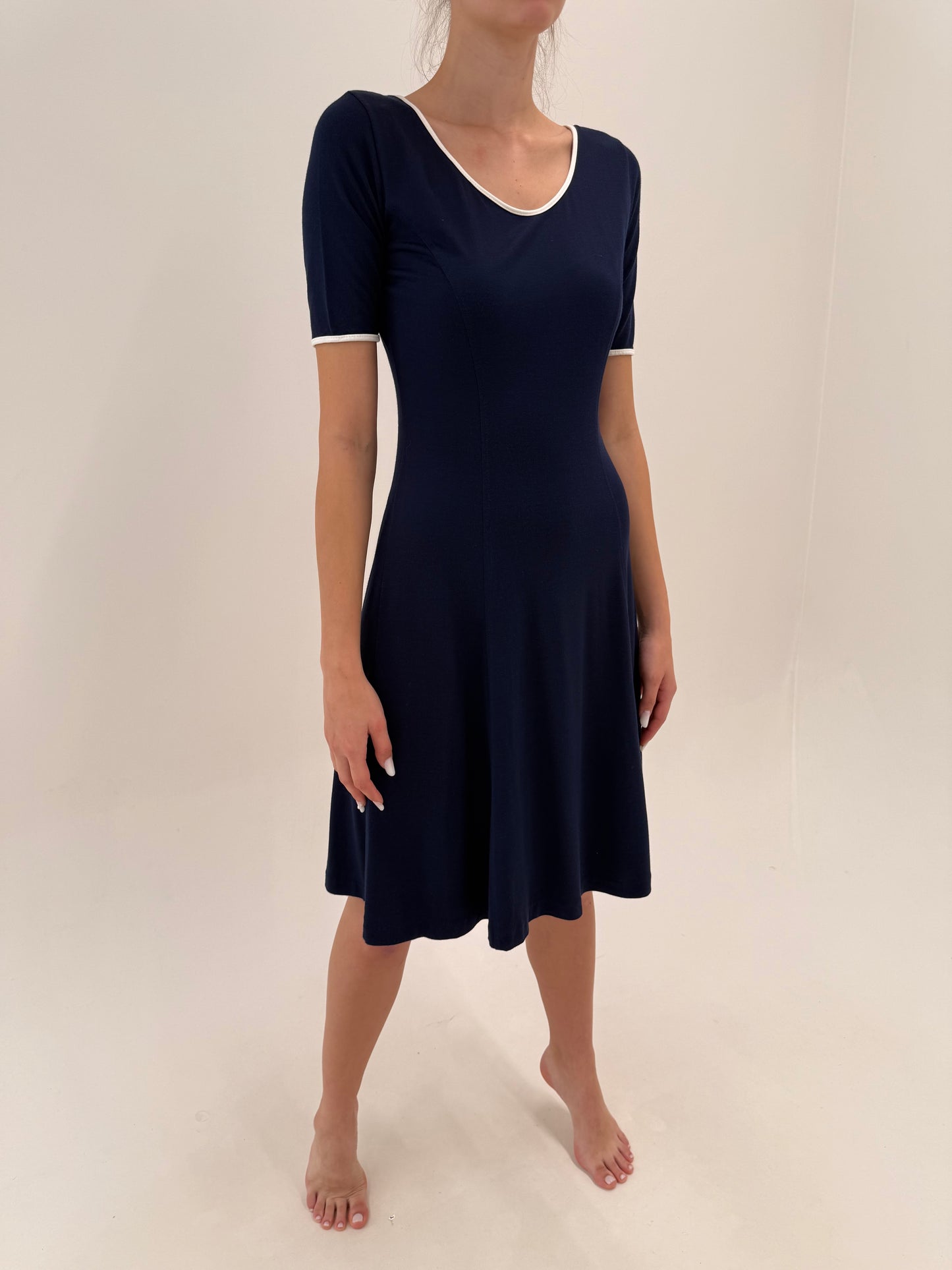 Rochie ultra confort Navy cu decupaje chic la spate și paspoal alb