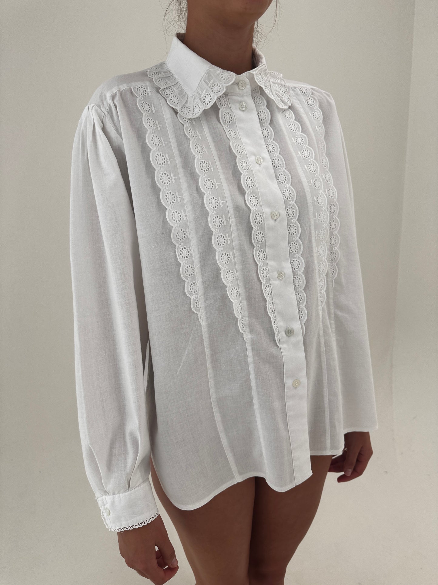 Cămașa vintage cu inserții de dantela și broderie anglaise din bumbac excepțional
