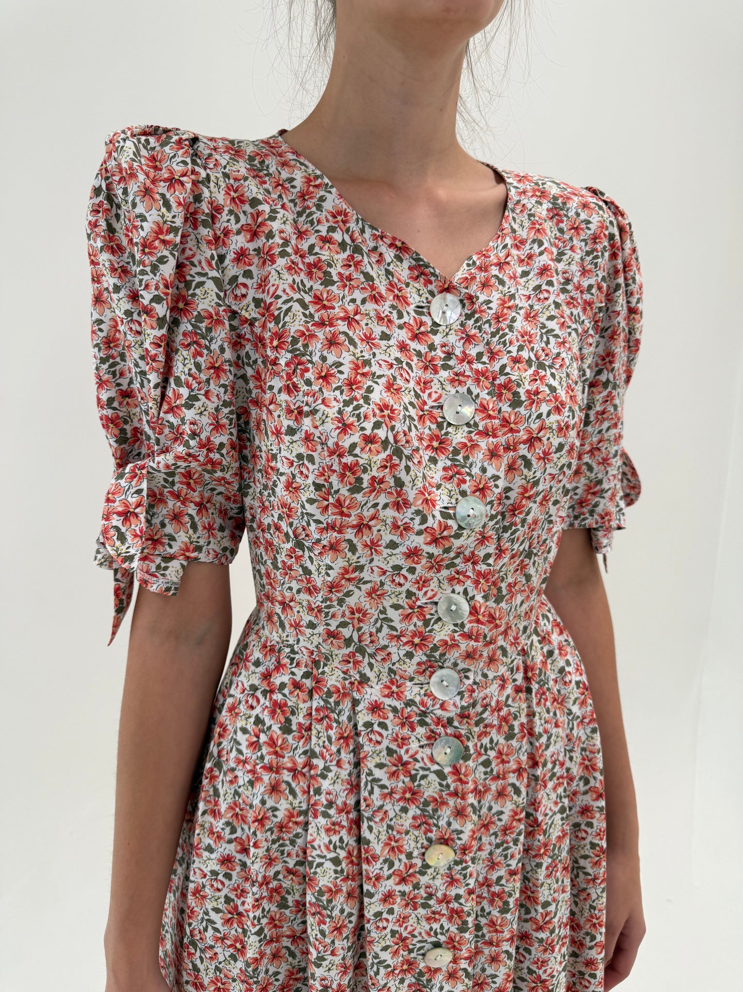 Rochie vintage maxi cu corsaj din pânză moale vaporoasă și umeri bufanți