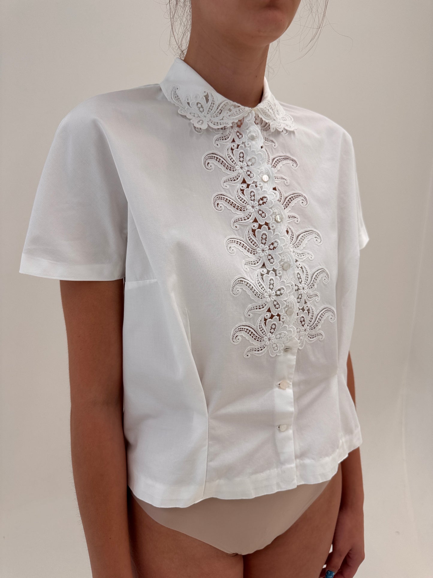 Cămașa vintage bijuterie cu inserții superbe de dantelă macrame