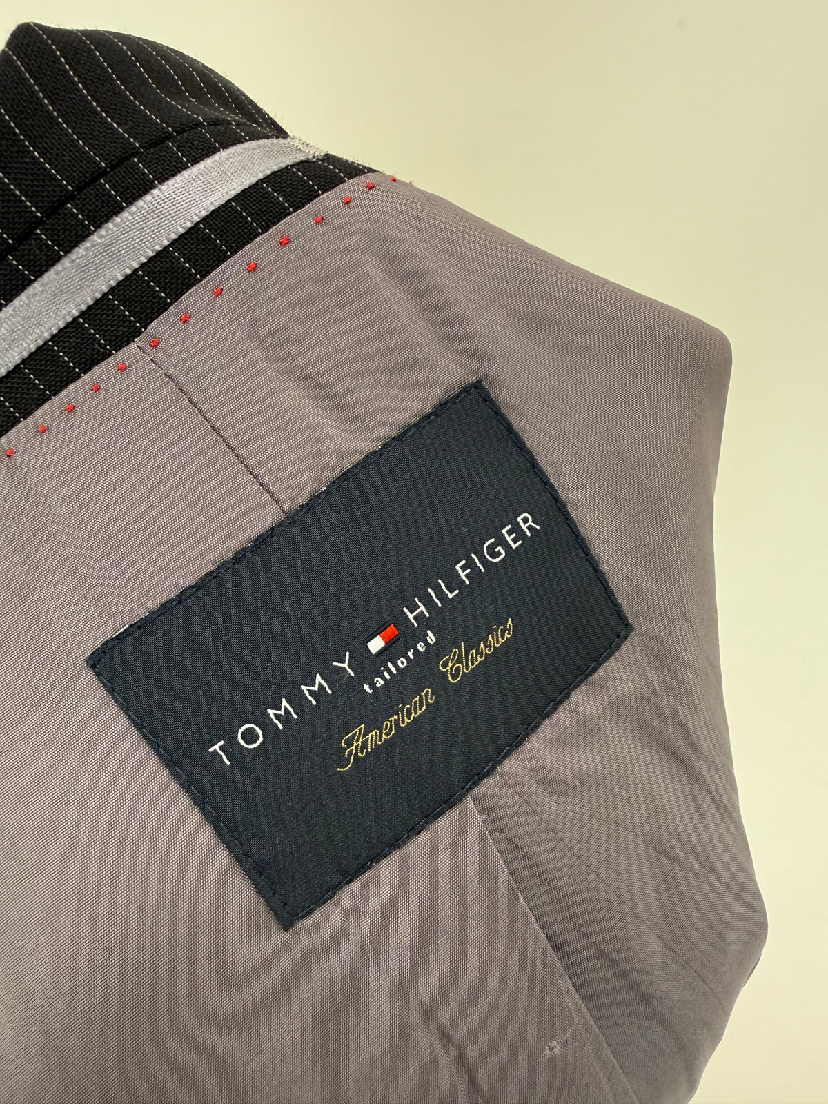 Sacou Tommy Hilfiger în croi actual din lana extrafina super 100’s