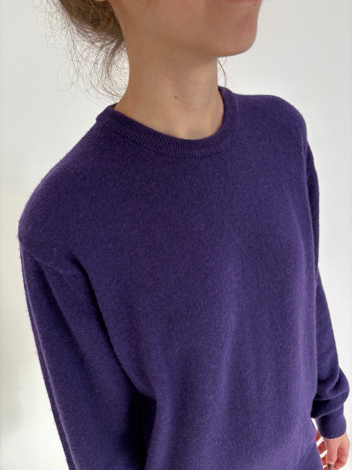 Pulover indigo violet din lana merino  extrafina cu manșete îngustate