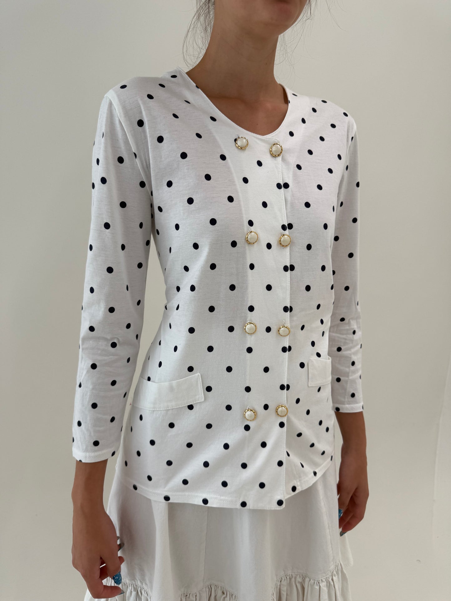 Bluză vintage cu buline din jerse excepțional de bumbac și nasturi decorativi