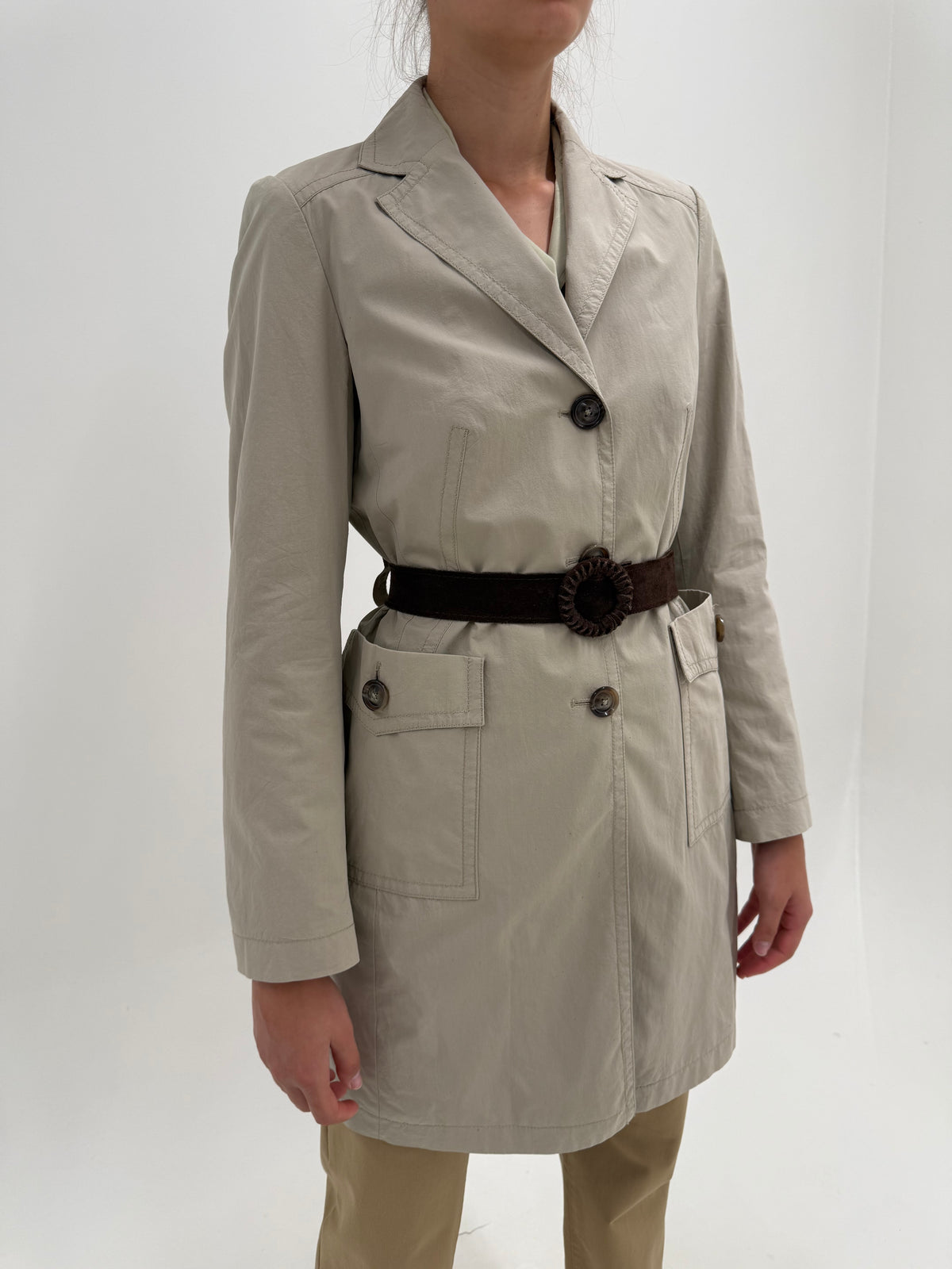 Trench Escada warm gray in croi clasic cu centura din piele naturală și nasturi maro