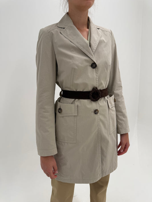 Trench Escada warm gray in croi clasic cu centura din piele naturală și nasturi maro
