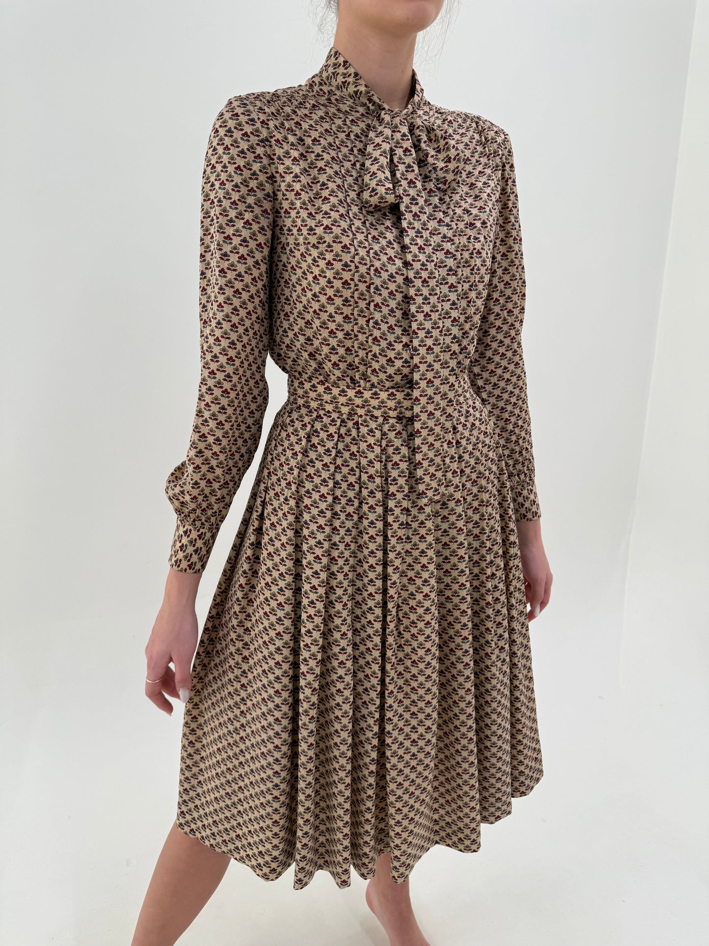 Rochie camel din mătase naturală în croi de ani 70 cu print delicat