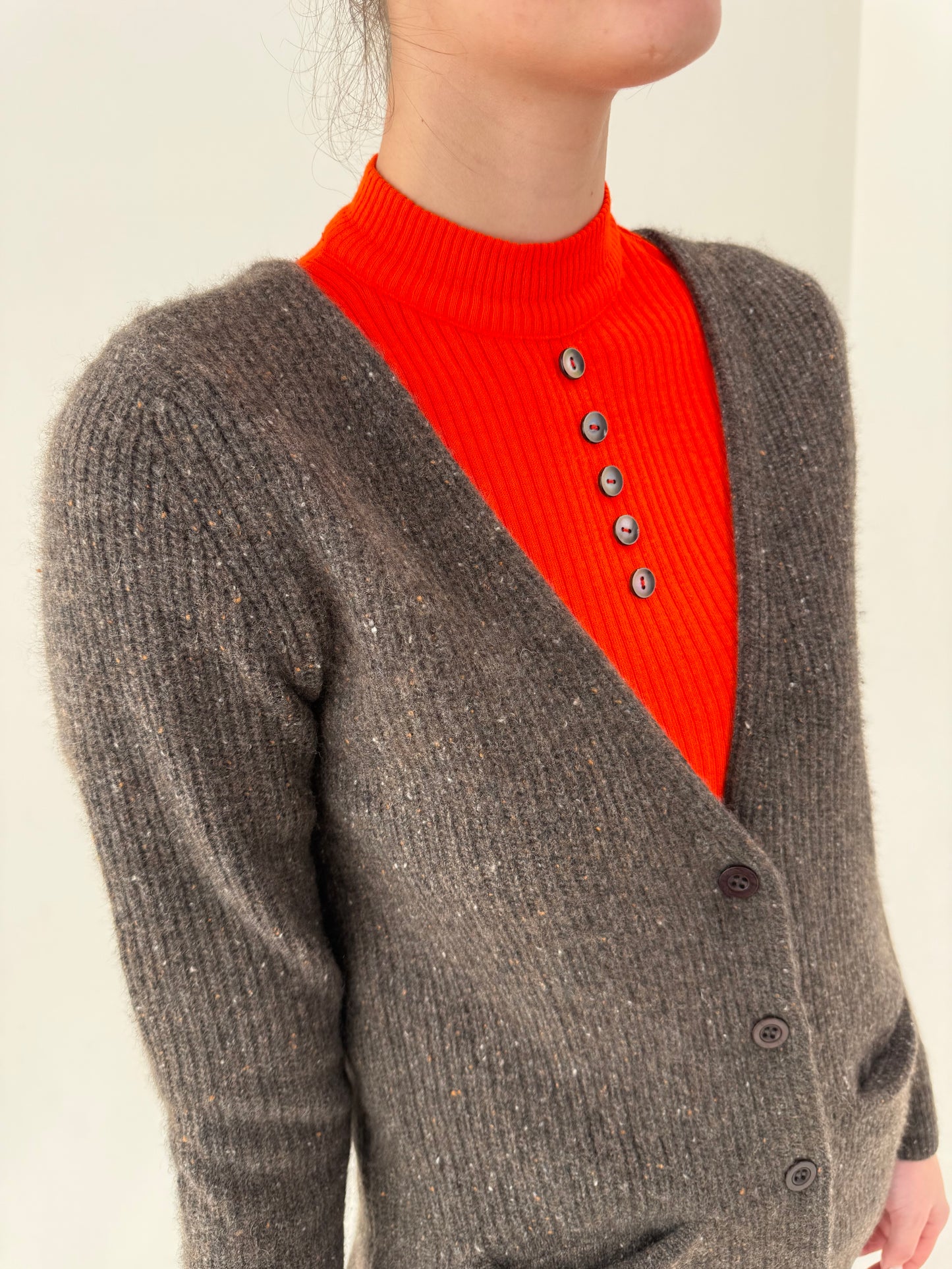 Cardigan light taupe din cașmir cu inserții curcubeu