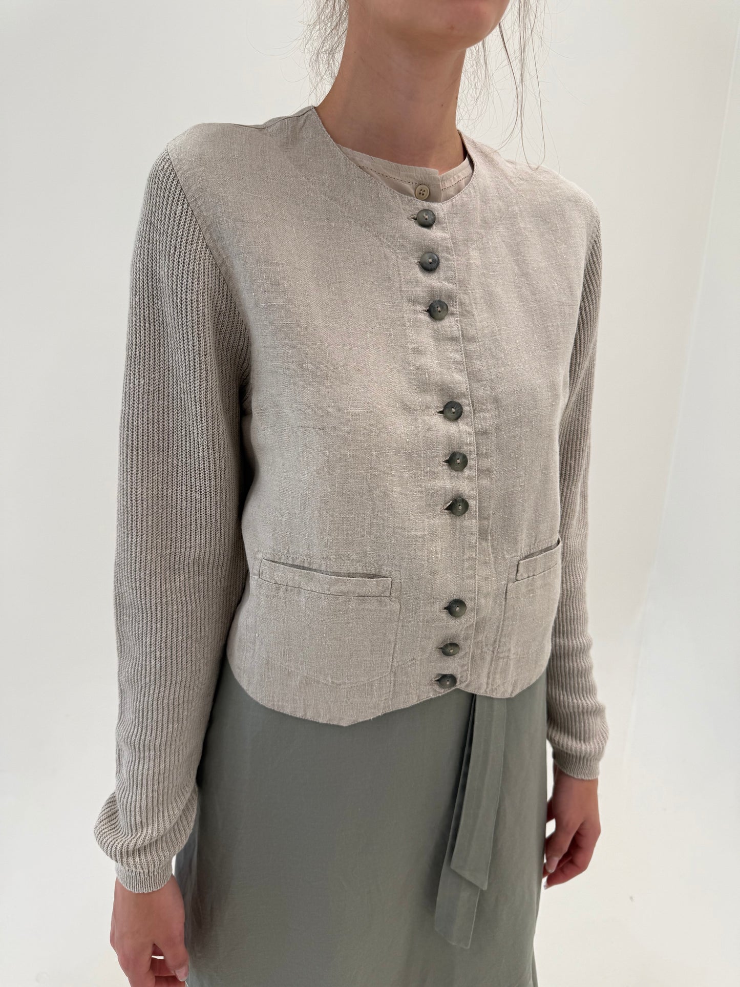 Jacheta tall din pânză de in warm gray în croi minimalist cu mâneci din jerse