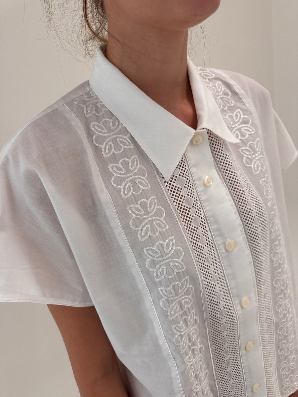 Cămașa vintage din cea mai fină panzica de bumbac cu broderie superbă