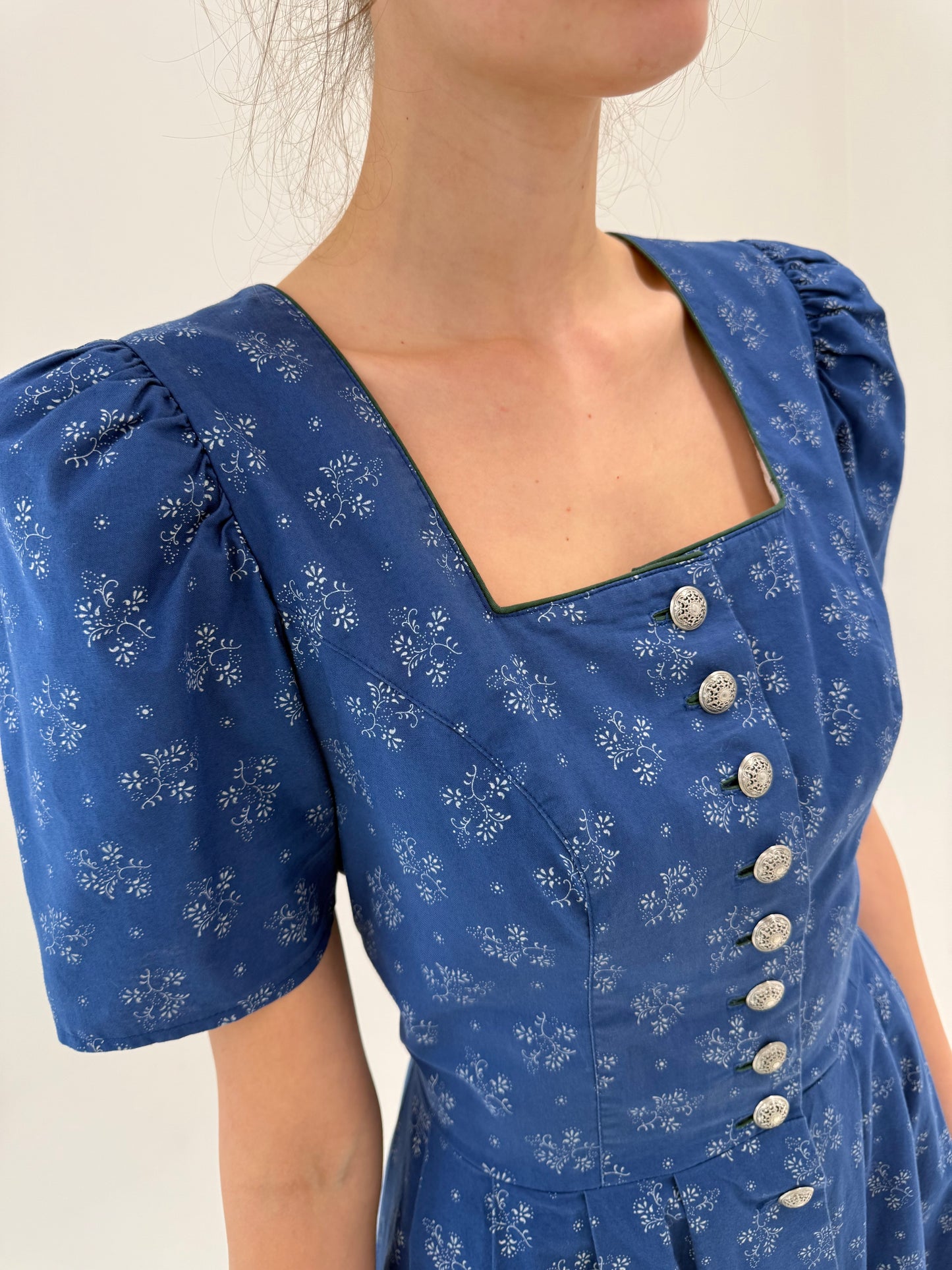Rochie vintage maxi jeans blue cu corsaj și print floral delicat din pânză de bumbac
