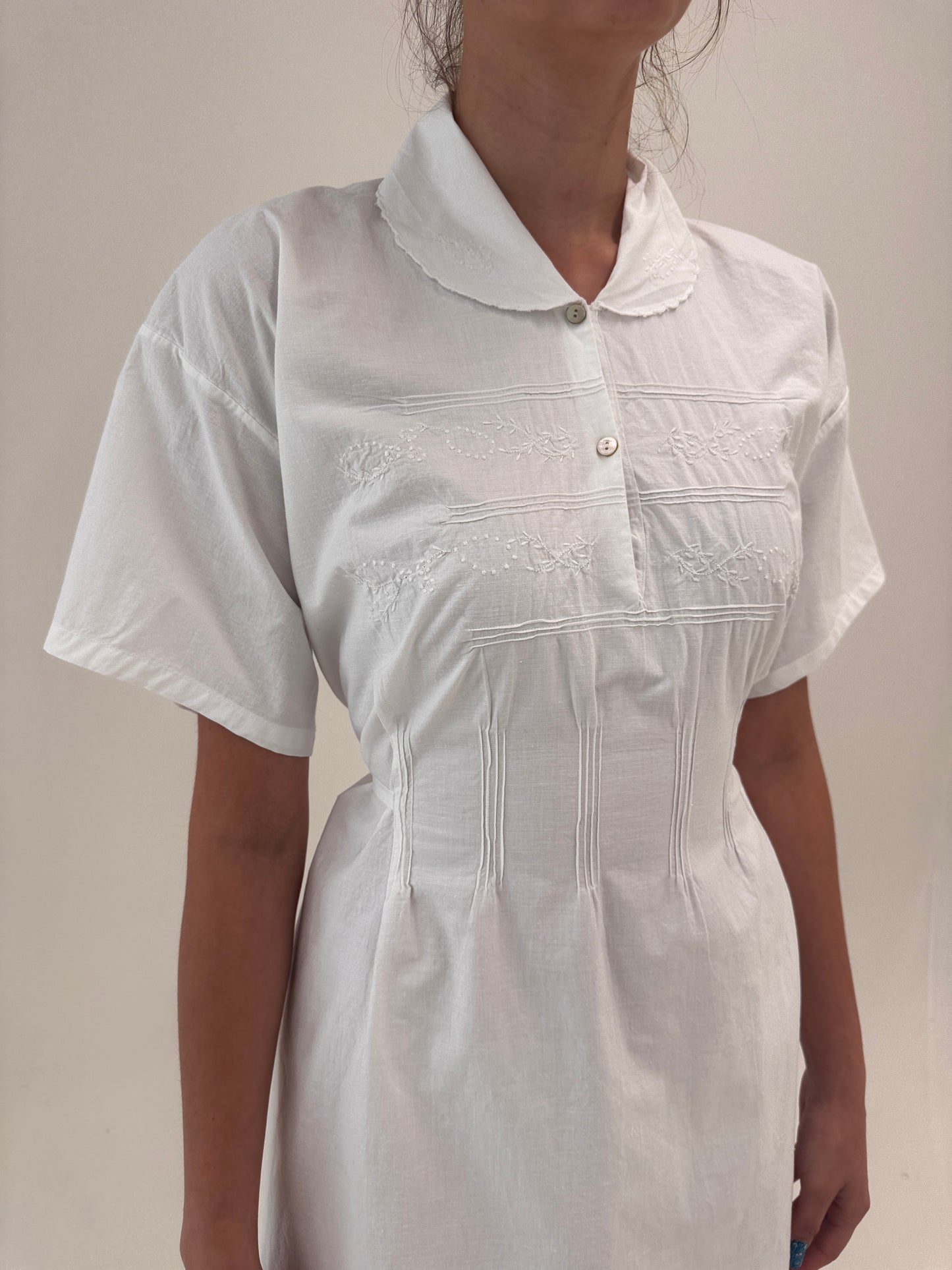 Rochie vintage maxi cu broderie manuală delicată și talie reglabilă