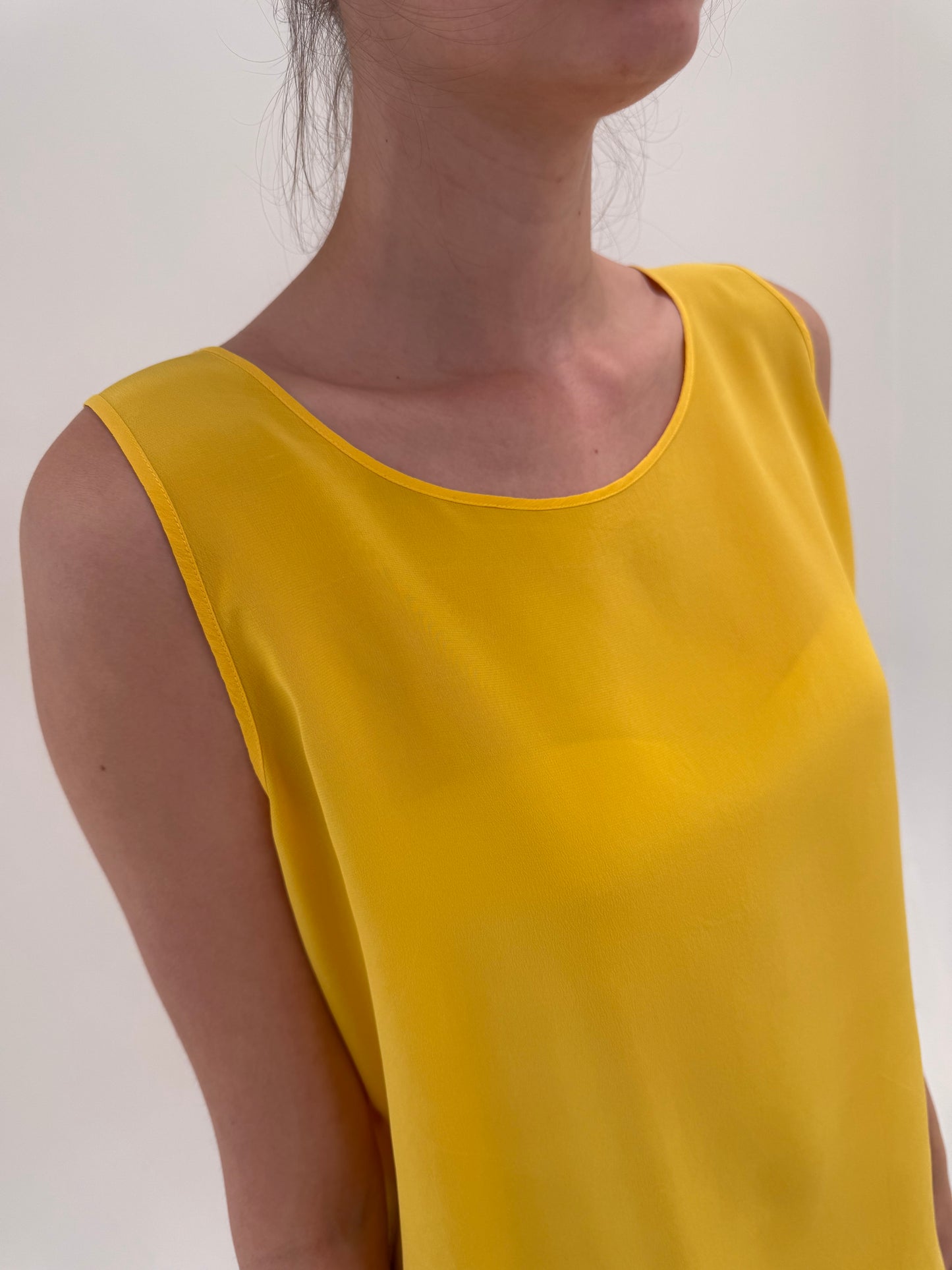 Top din mătase naturală galben superb în croi minimalist