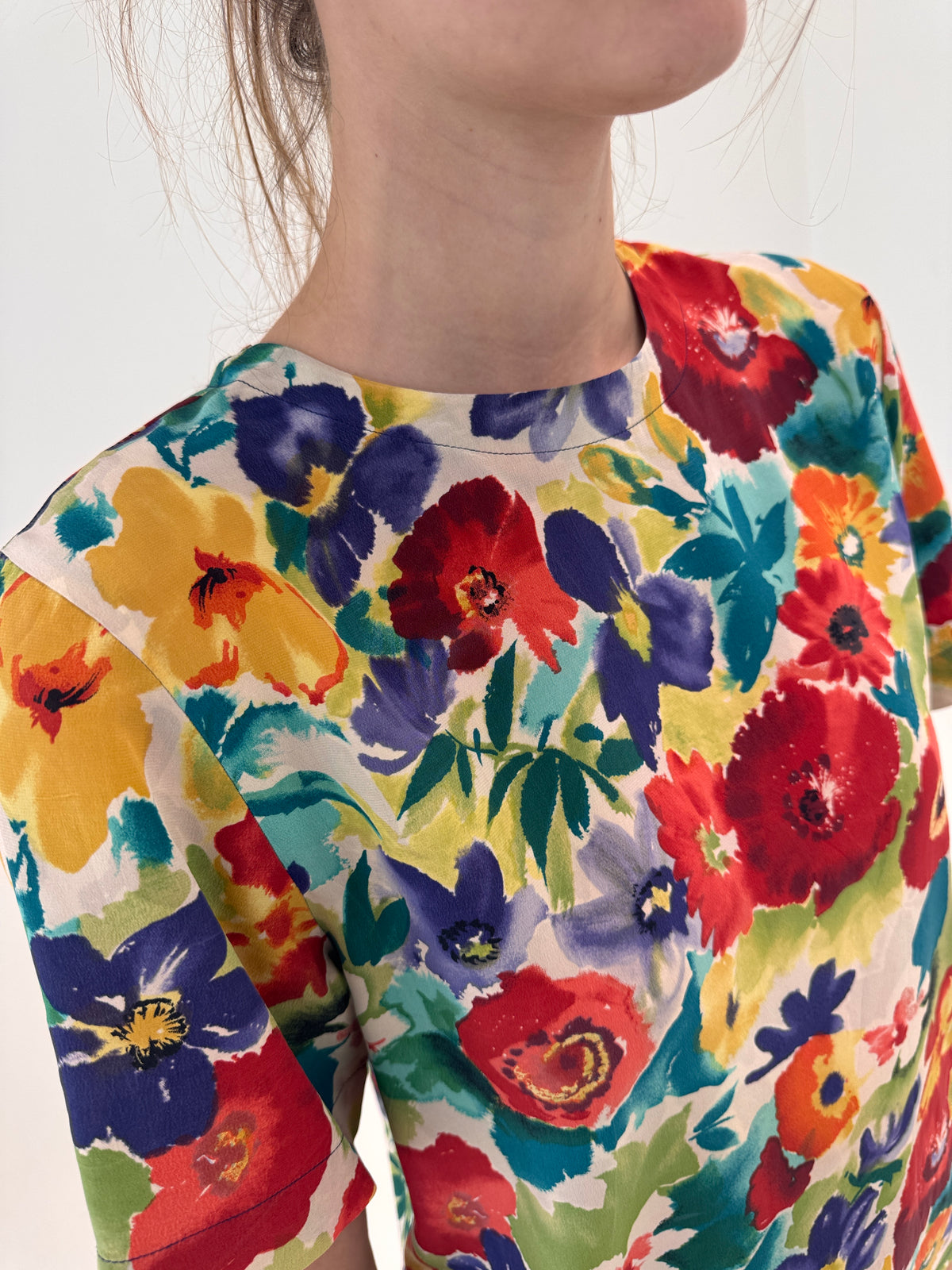 Top din mătase naturală în croi minimalist lejer cu print floral superb