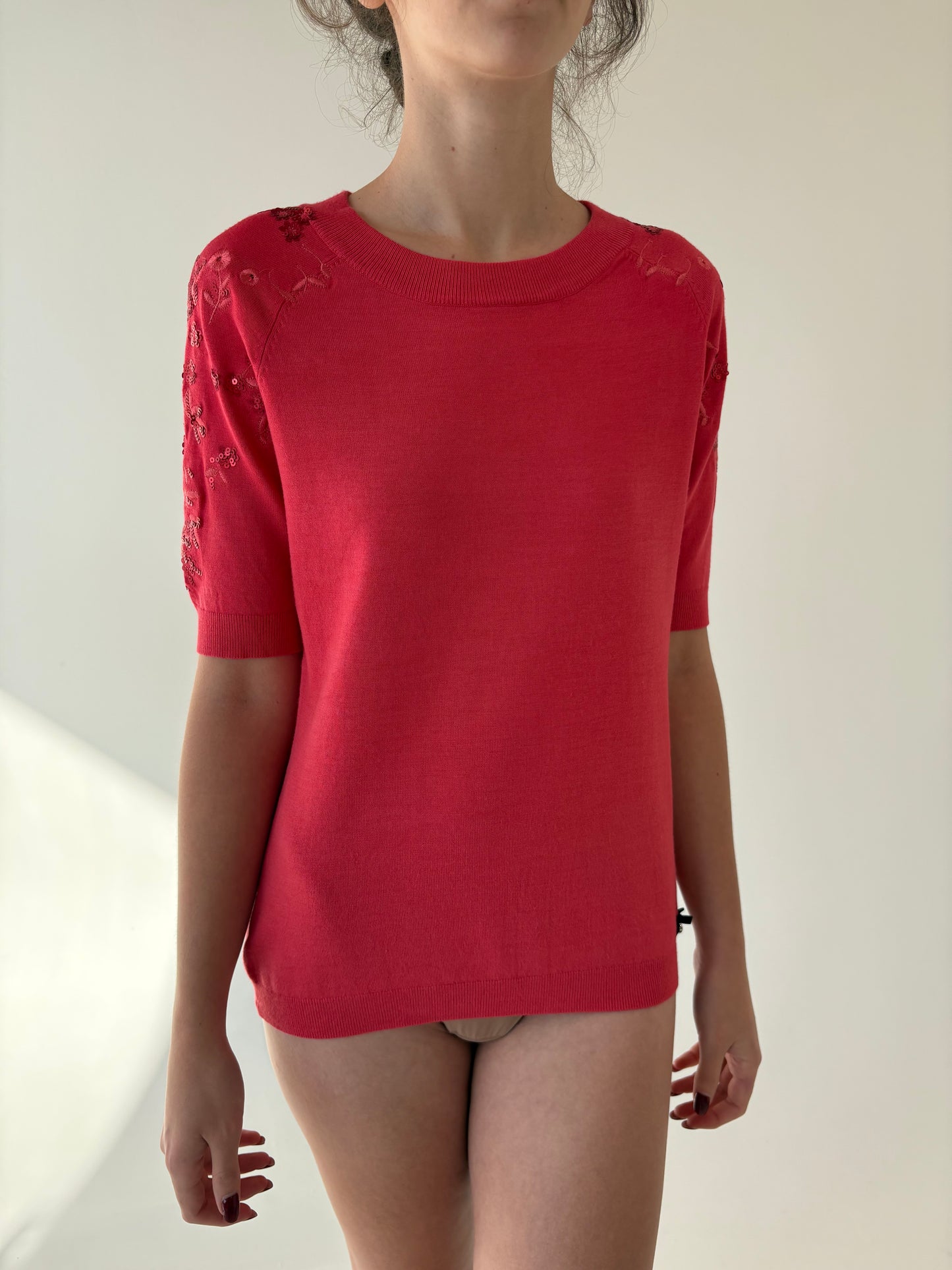 Top coral red cu broderie si decolteu bărcuța din bumbac de gramaj mare