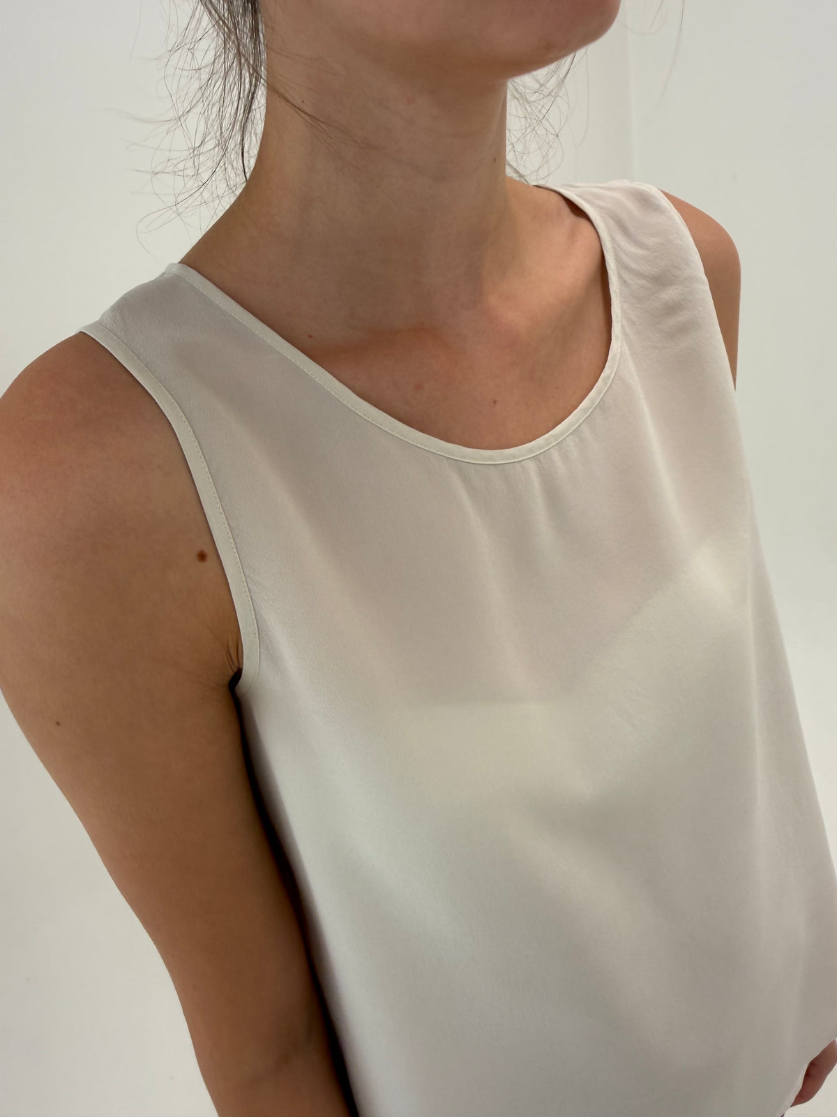 Top din mătase naturală off white în croi minimalist