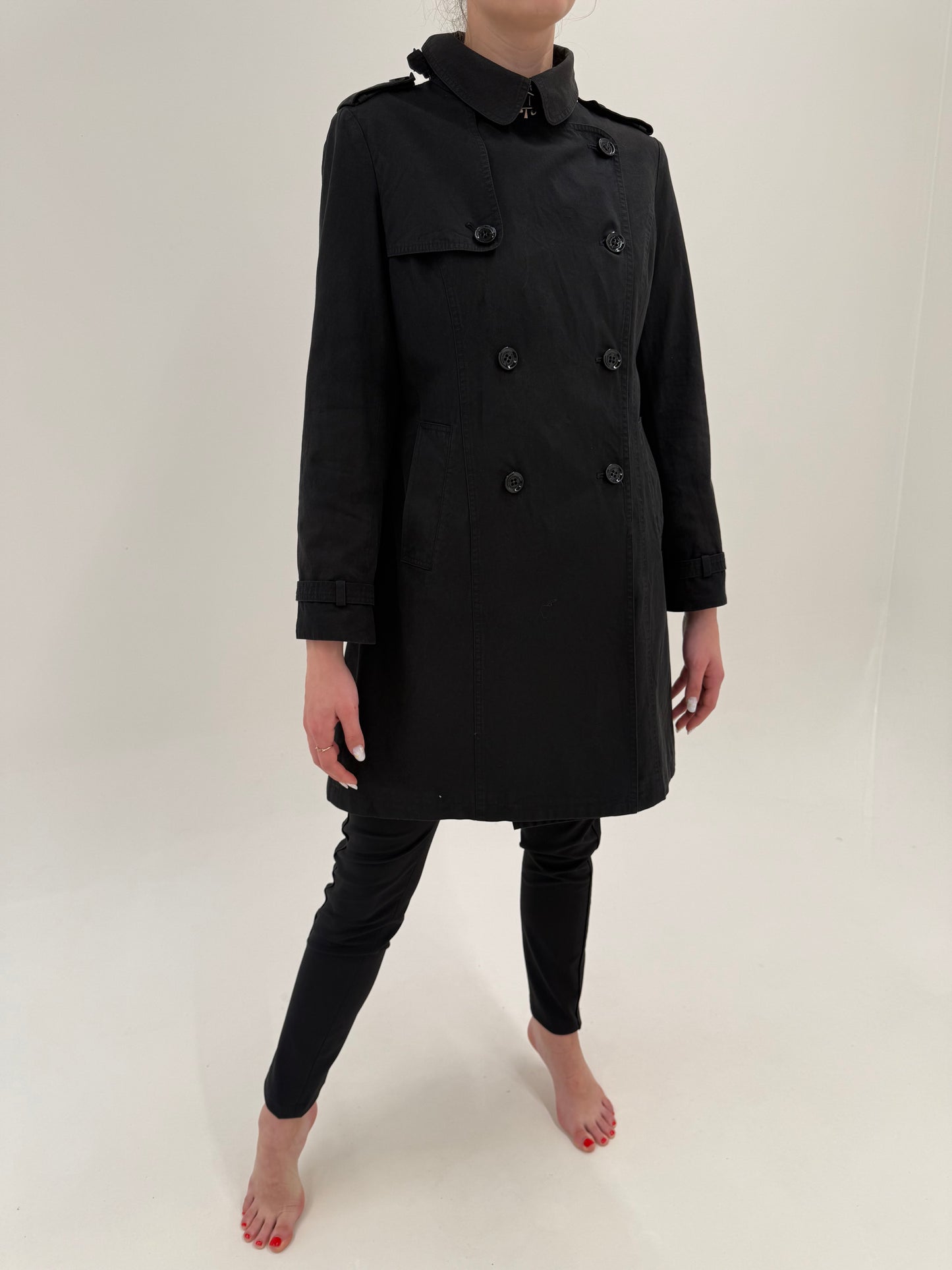 Trench Burberry negru din bumbac cu închidere dublă și interior de bumbac