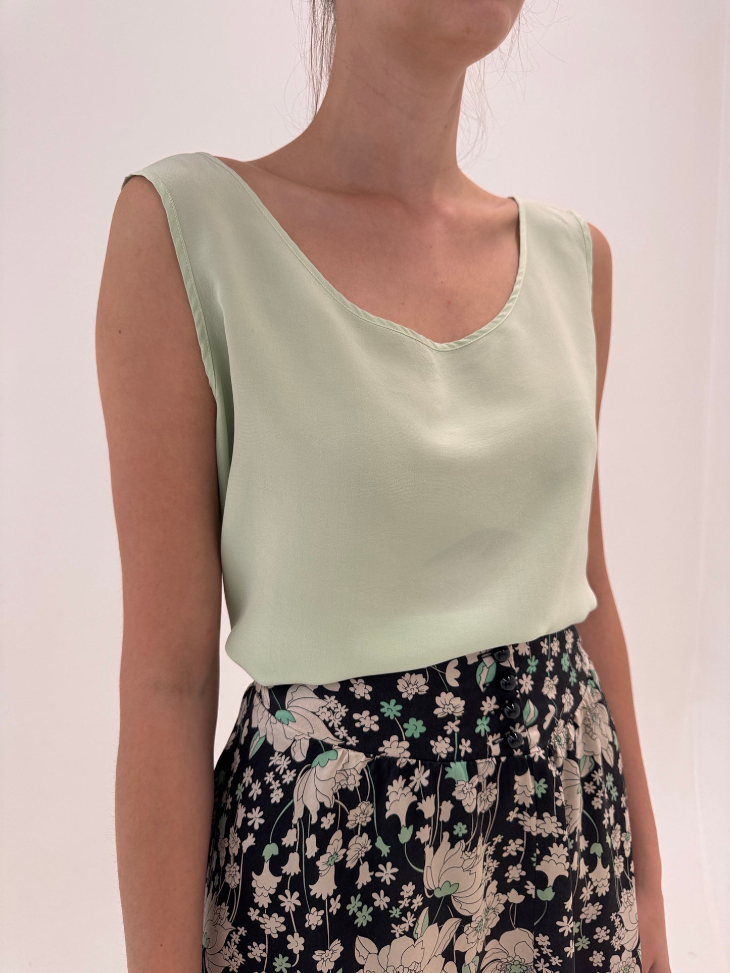 Top light green din mătase naturală în croi minimalist