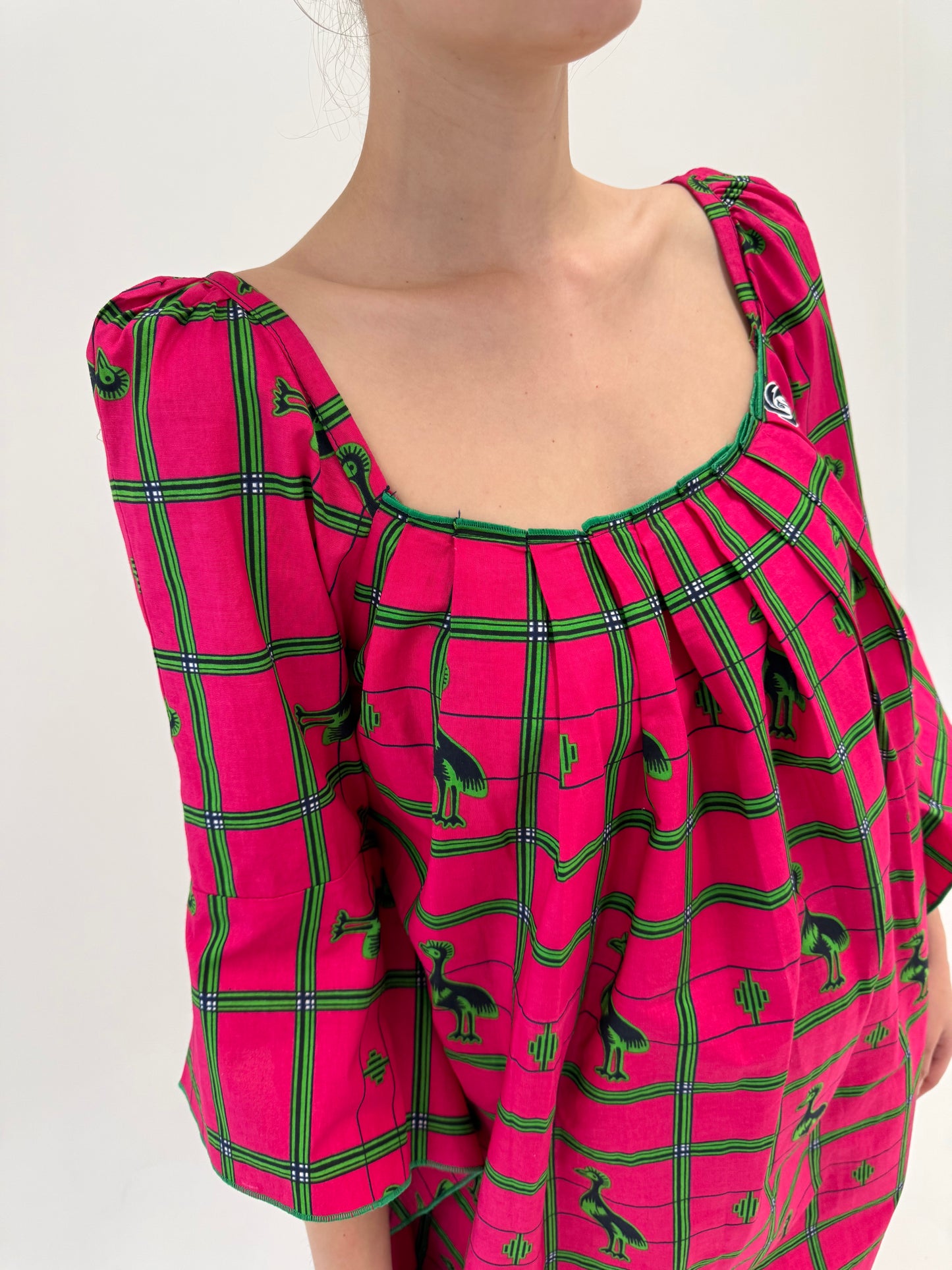 Rochie maxi fucsia din pânză de bumbac printat manual în croi deosebit