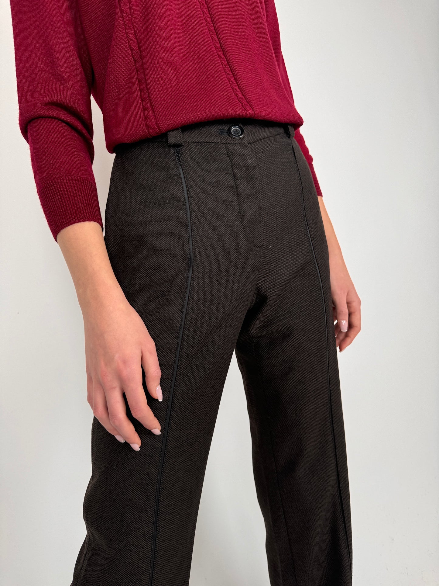 Pantaloni Marc Cain din lana extrafina texturată dark brown + negru