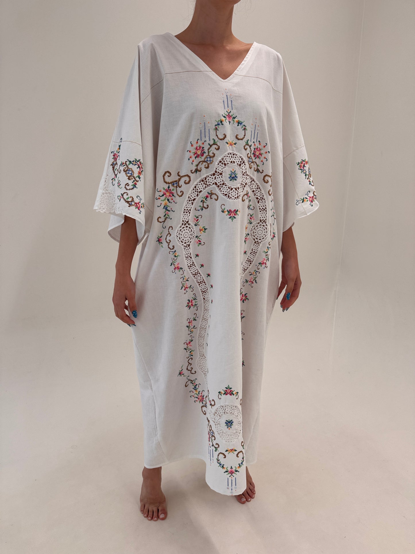 Kaftan bujuterie cu broderie manuală colorată excepțională din pânză de in și bumbac