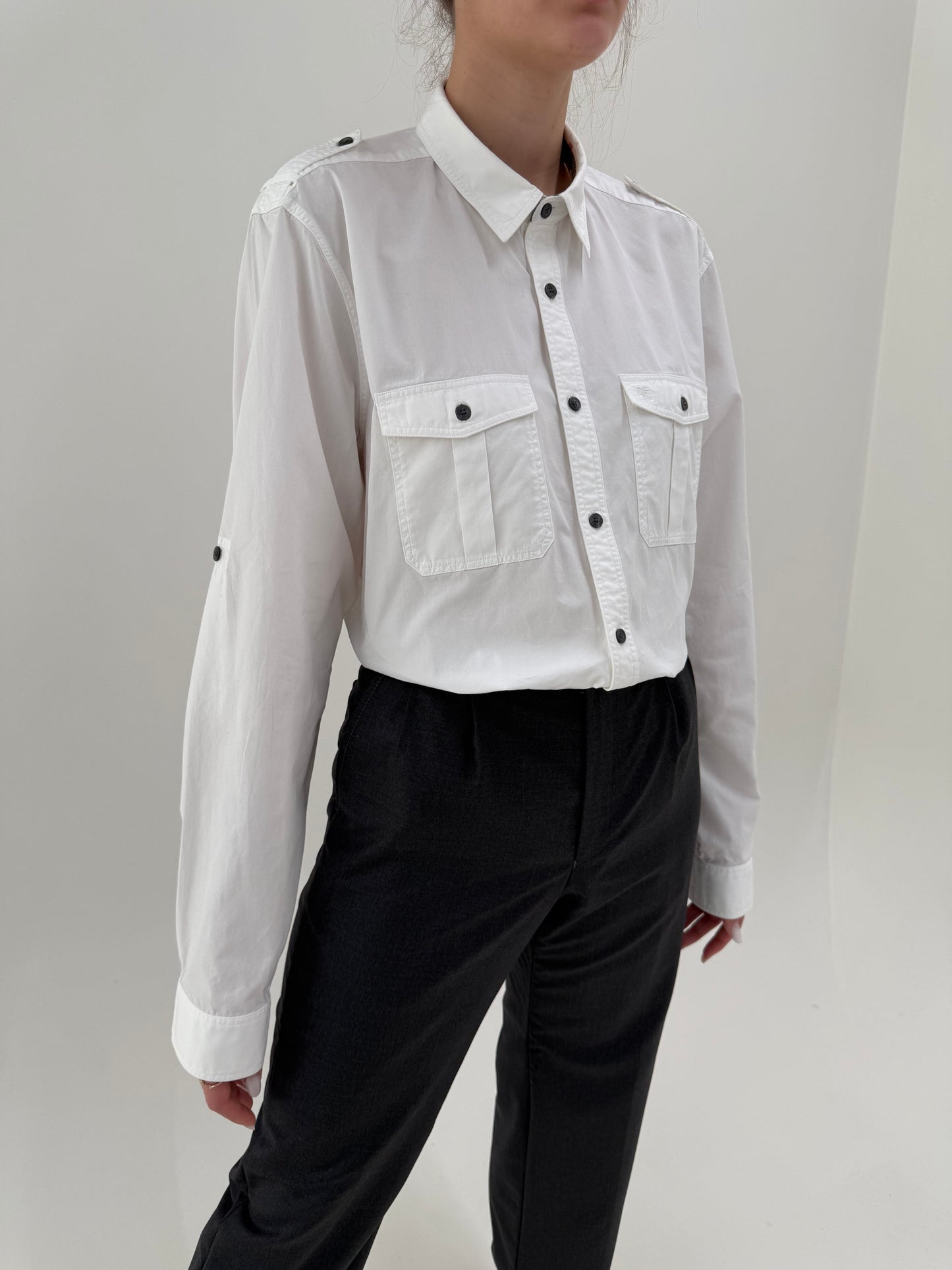 Cămașa Burberry cu influențe soft military super în trend din poplin