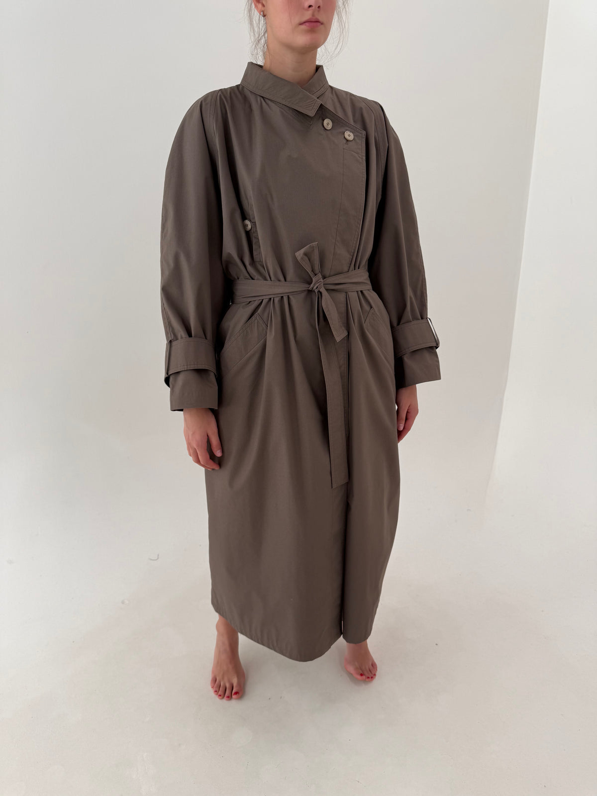 Trench petite  in croi super lung taupe din gabardină în croi retro modern