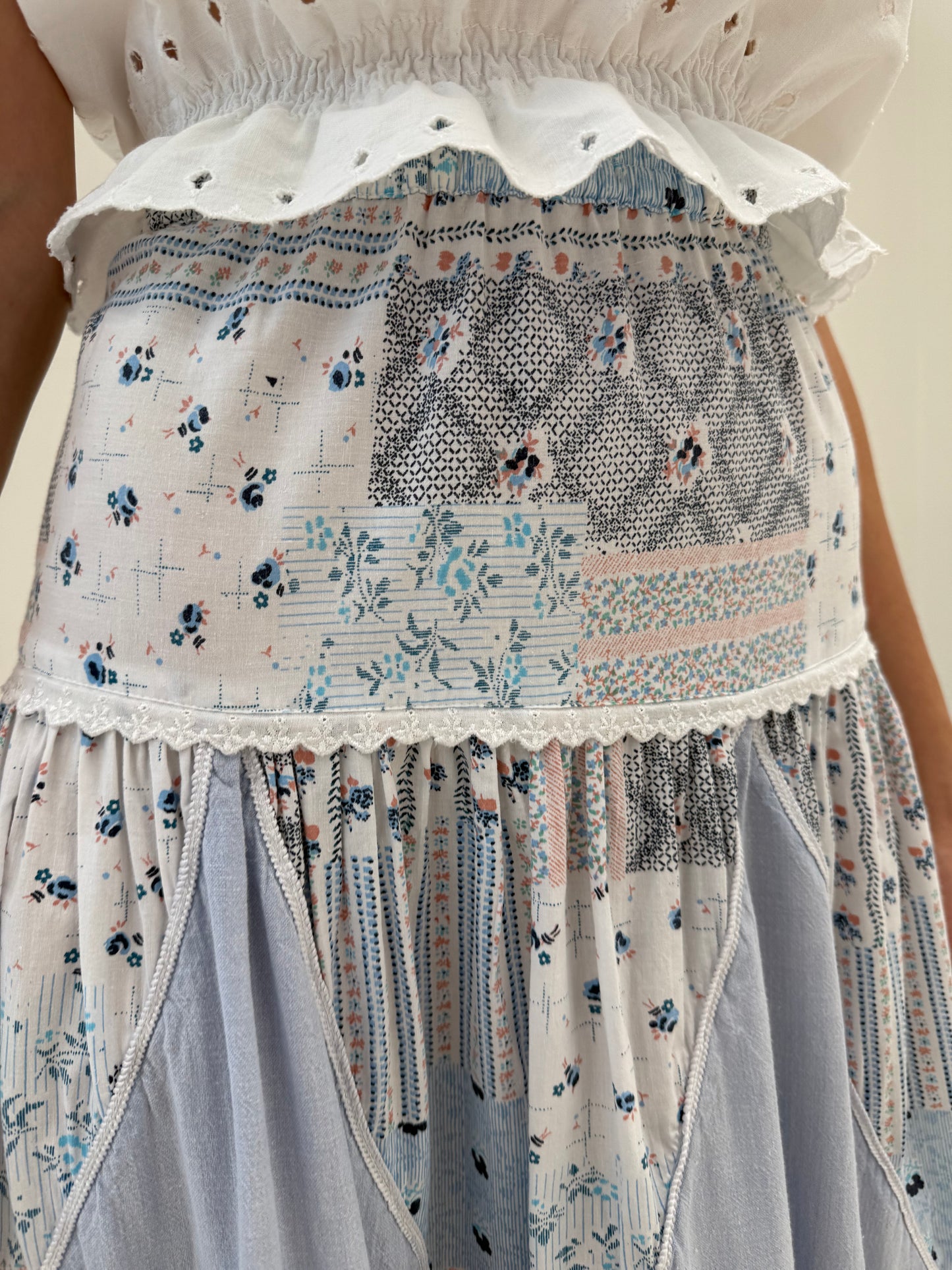 Fustă în croi elaborat patchwork cu volane și dantelă din bumbac moale