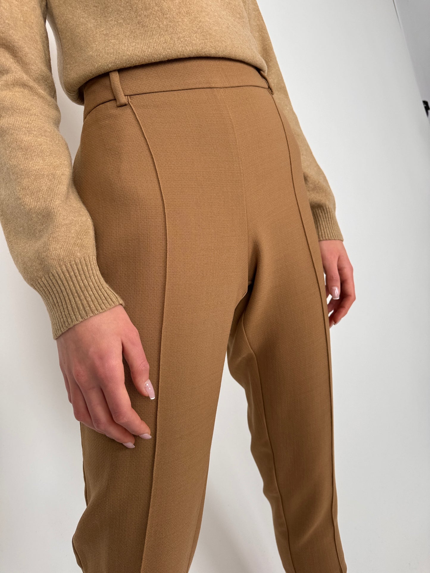 Pantaloni petite camel de brand italian din stofă de lana extrafina strech