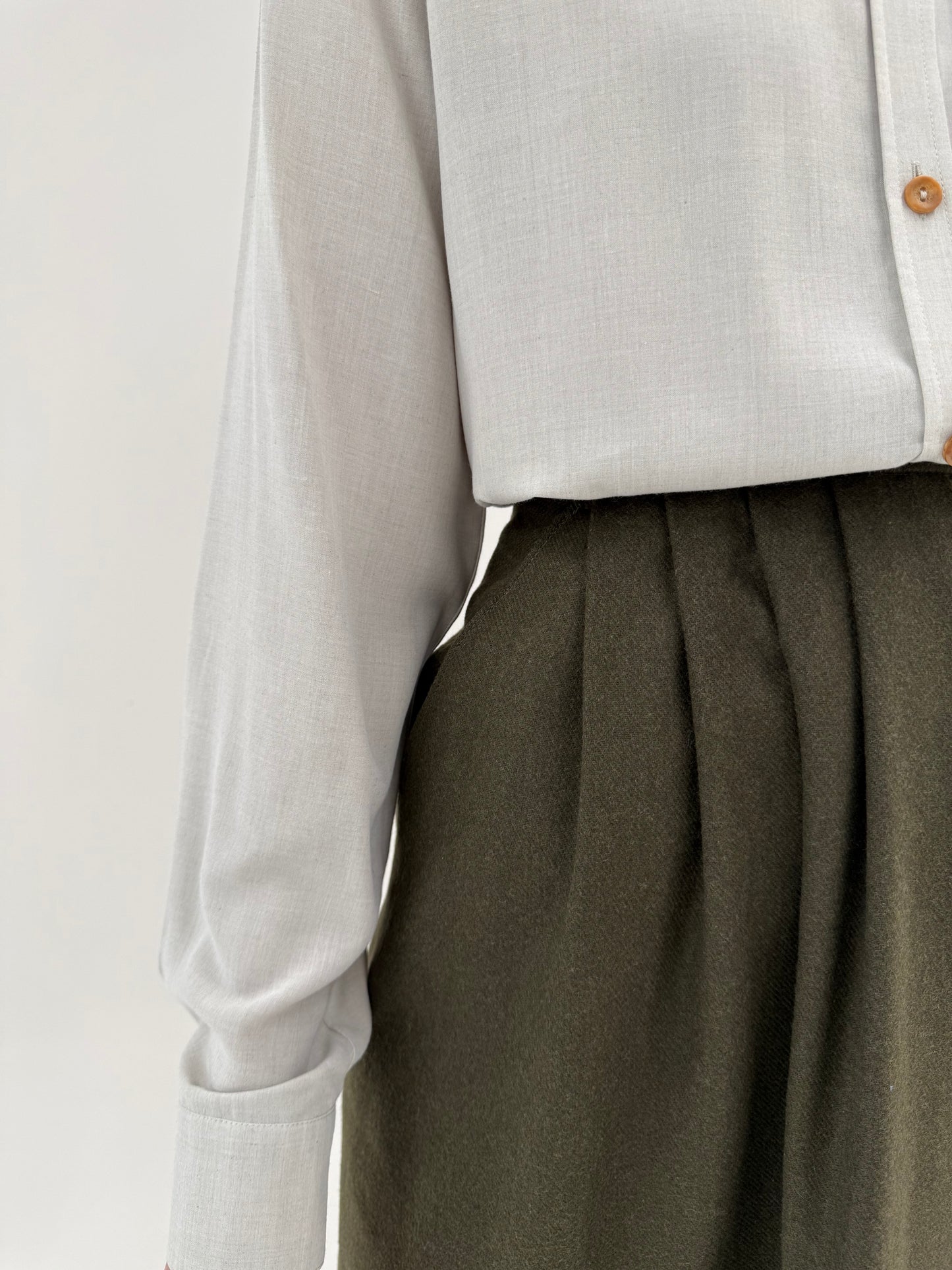 Fustă vintage kaki extrem de amplă din lana extrafina plină cu pense adânci