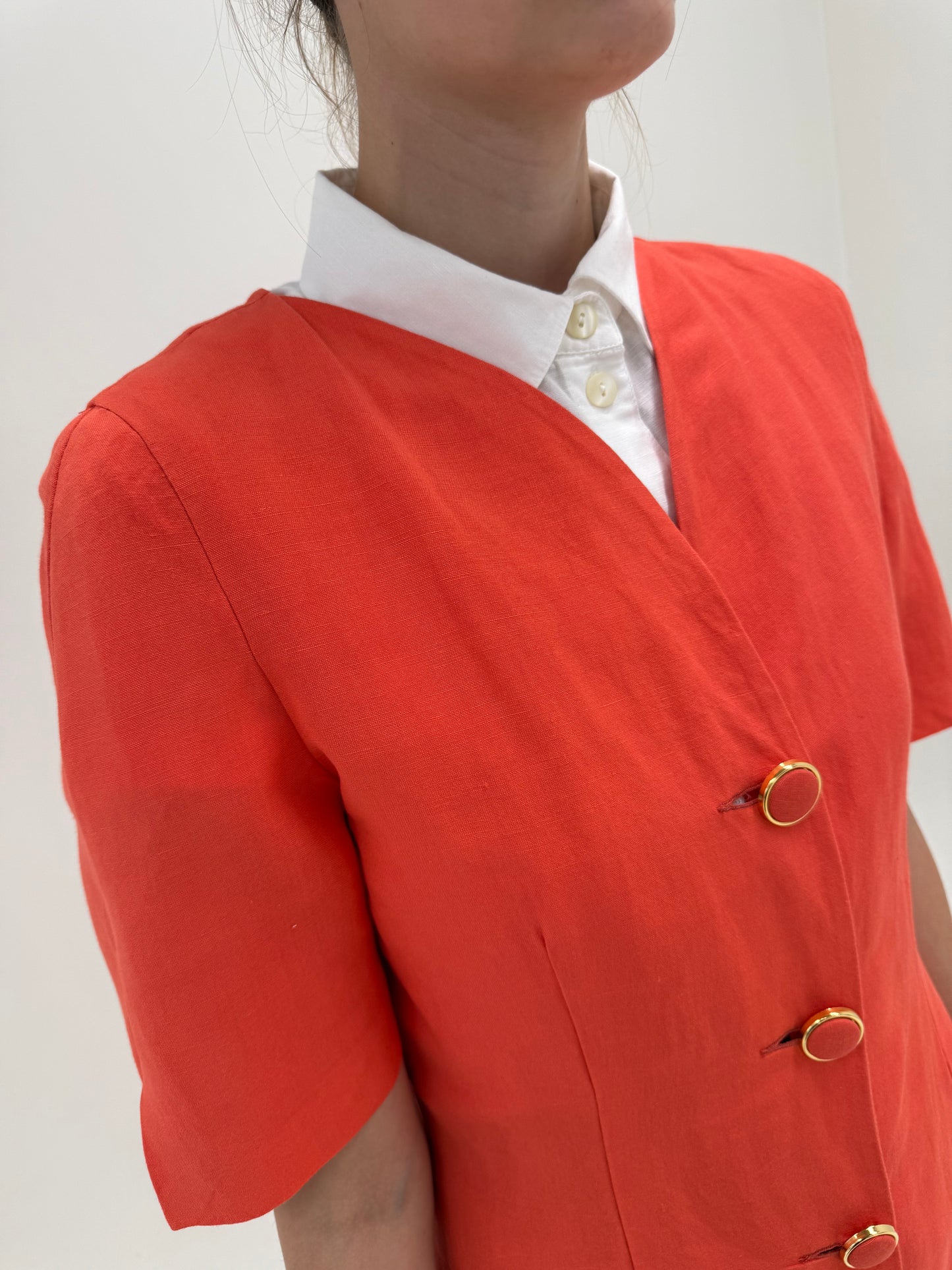 Sacou coral red cu broderie din pânză de in cu nasturi decorativi