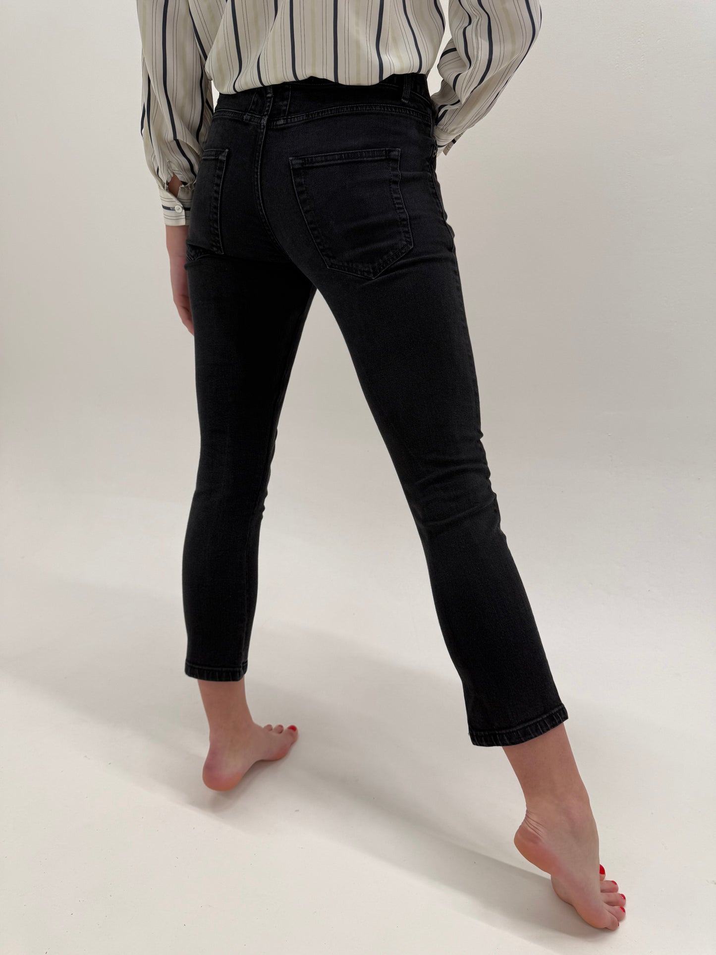 Jeans Saint Laurent model iconic clasic pentru brand negri modelatori
