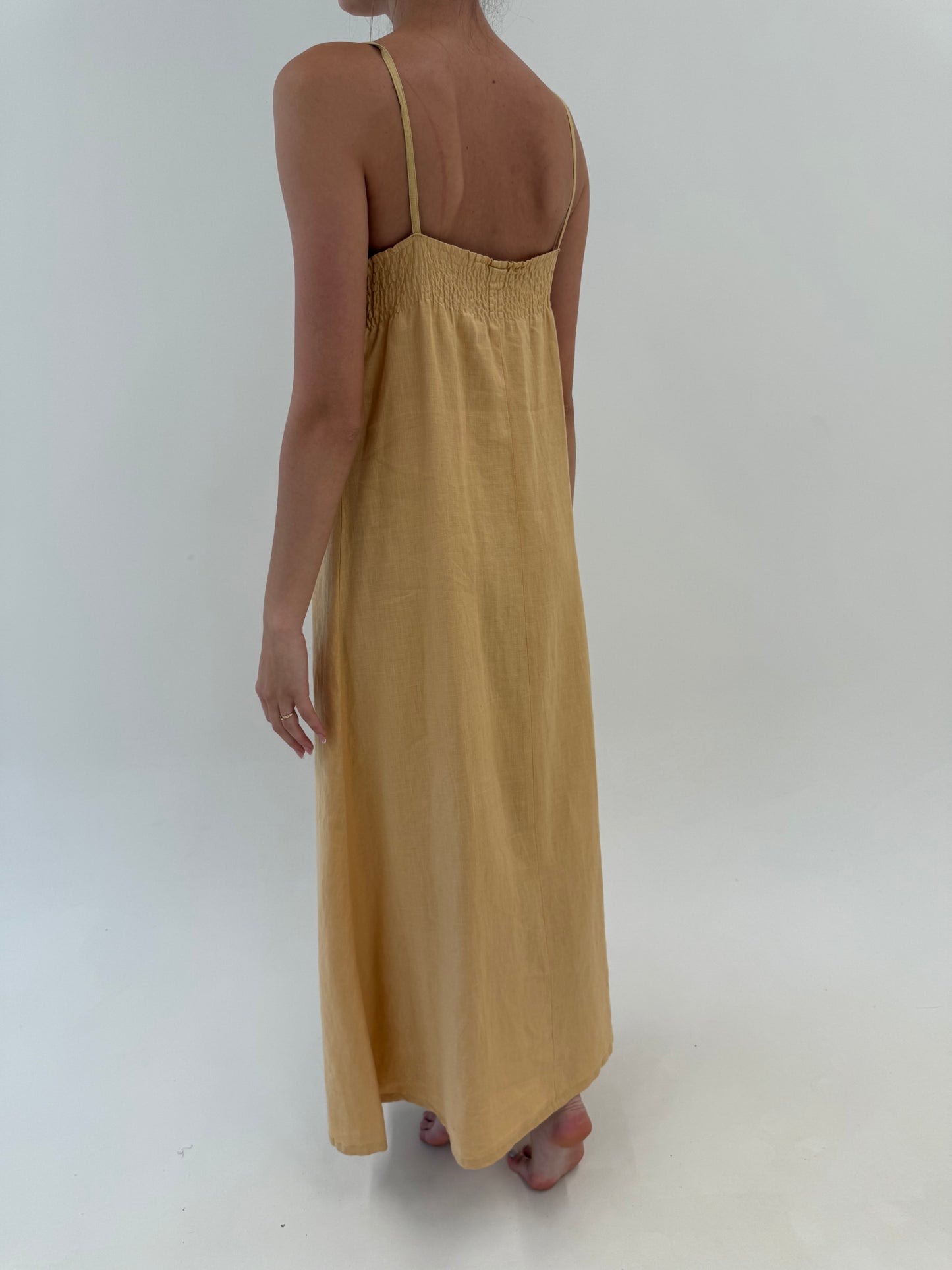 Rochie maxi tall din in butter yellow cu spate elastic în croi minimalist