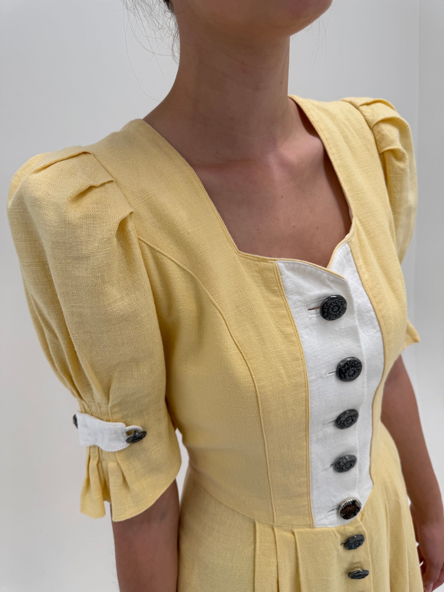 Rochie maxi vintage butter yellow din pânză grea de in cu corsaj și mâneci bufante