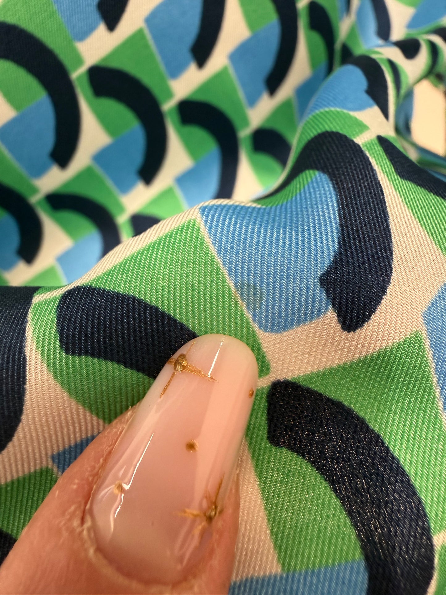 Cămașa Chloe din twill de mătase naturală cu print geometric