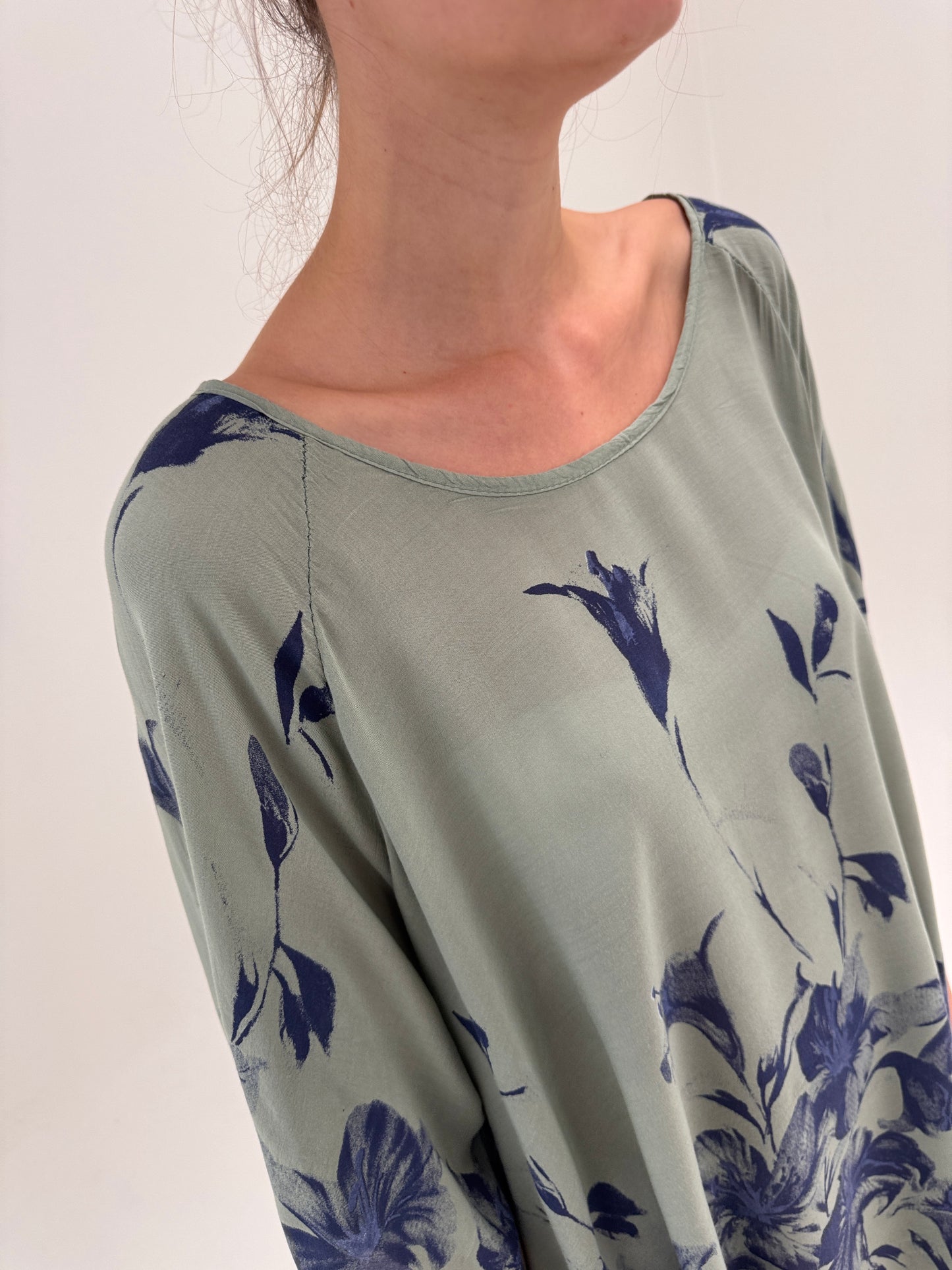 Tunica superbă Sage green cu print delicat Navy superb super vaporoasă