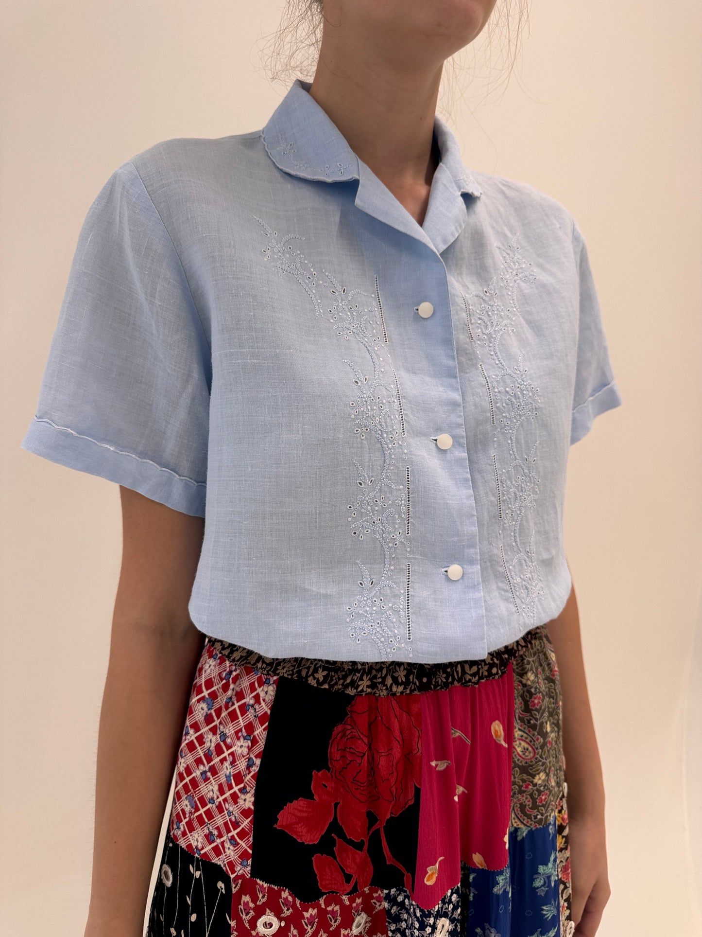 Cămașa bijuterie din in baby blue cu broderie manuală delicată